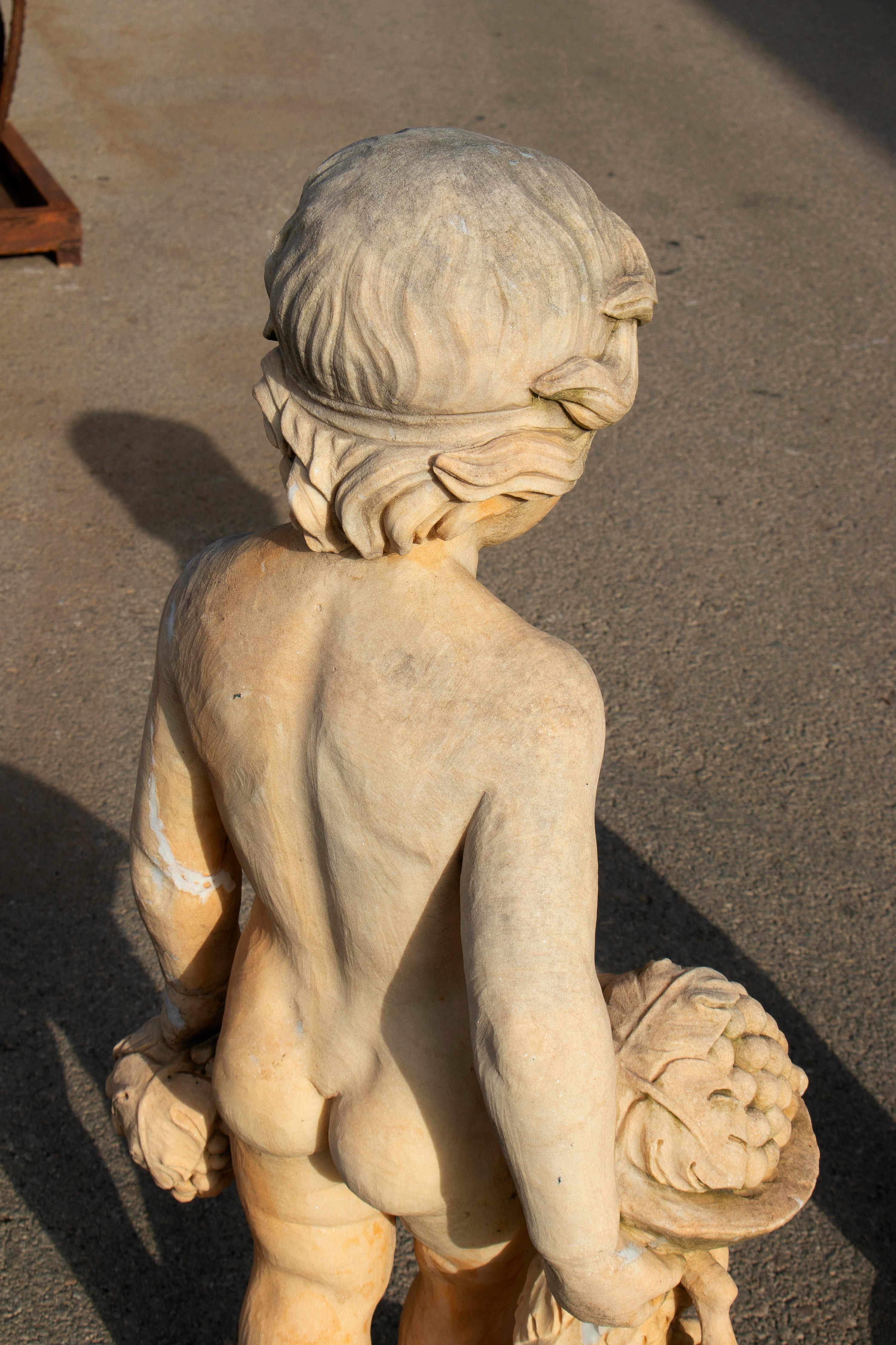 Paire de sculptures de garçons en marbre sculptées à la main qui ont vieilli pour avoir l'air antiques en vente 13