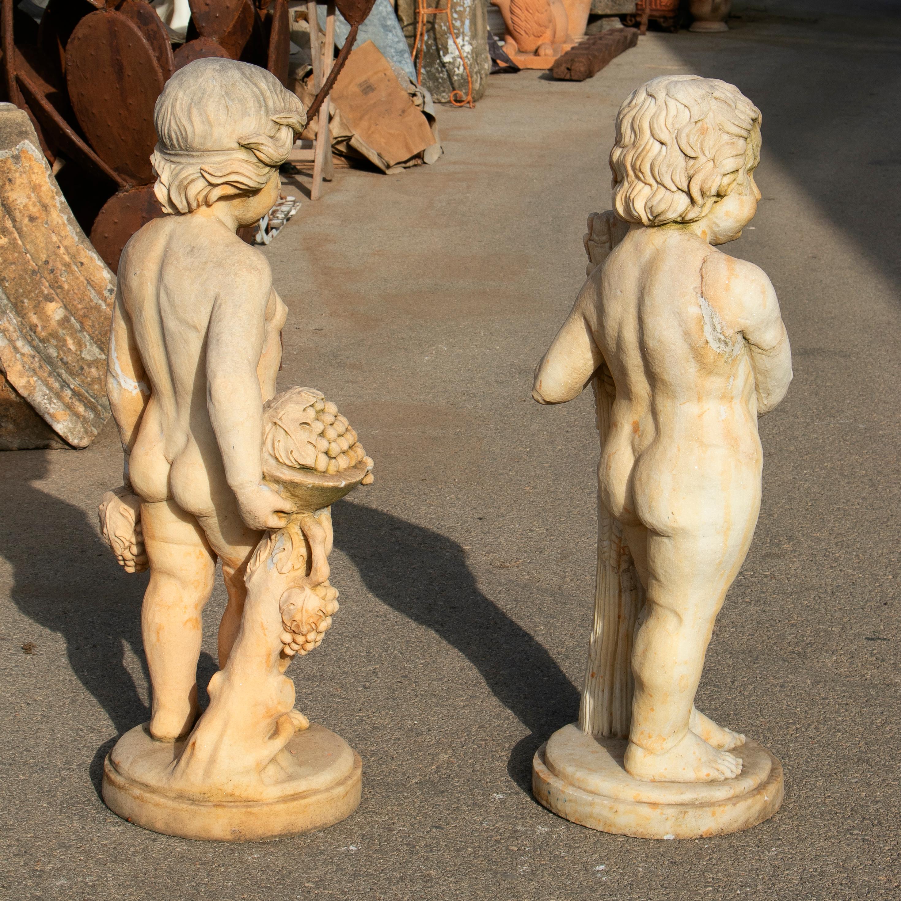 20ième siècle Paire de sculptures de garçons en marbre sculptées à la main qui ont vieilli pour avoir l'air antiques en vente