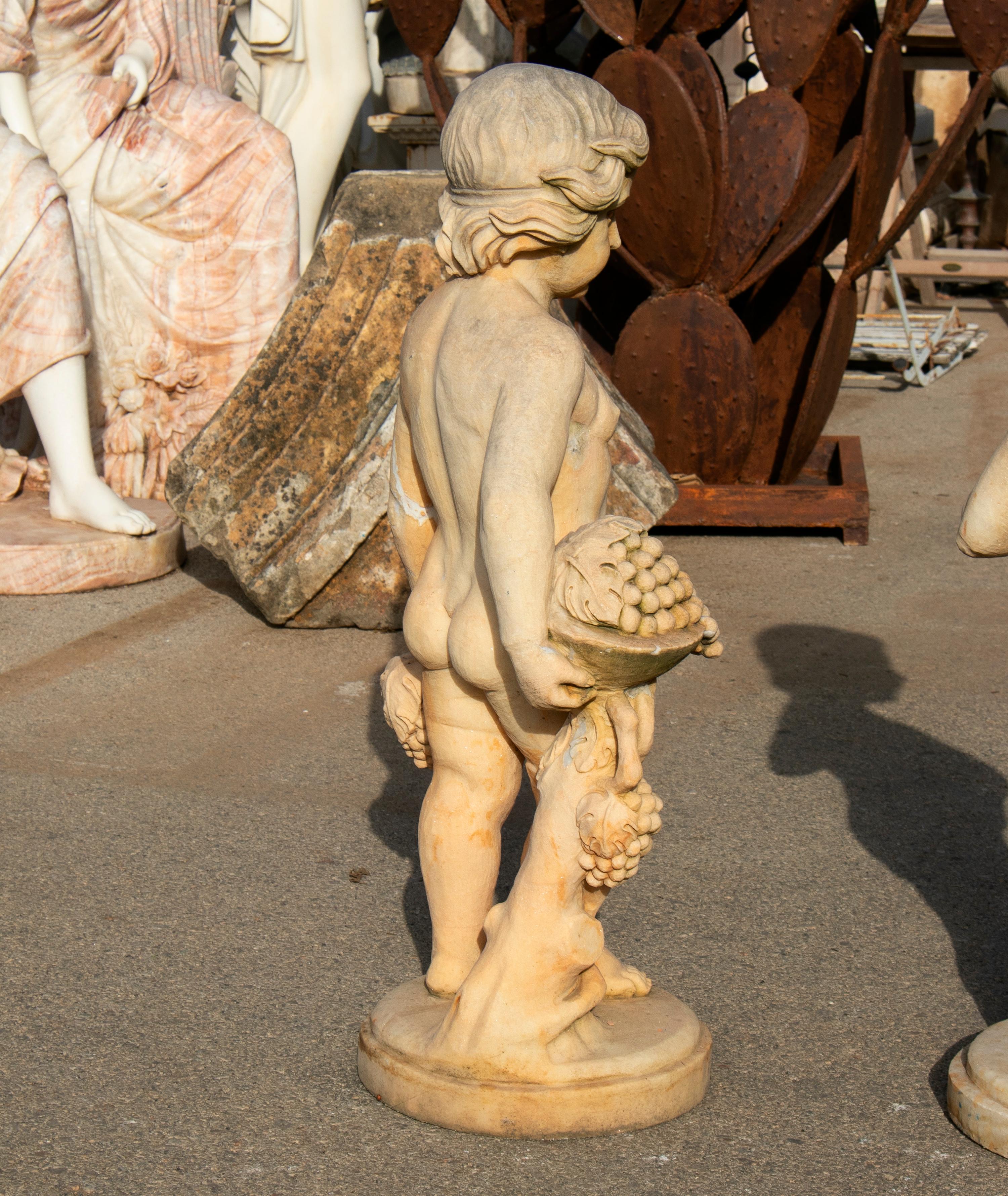 Paire de sculptures de garçons en marbre sculptées à la main qui ont vieilli pour avoir l'air antiques en vente 1