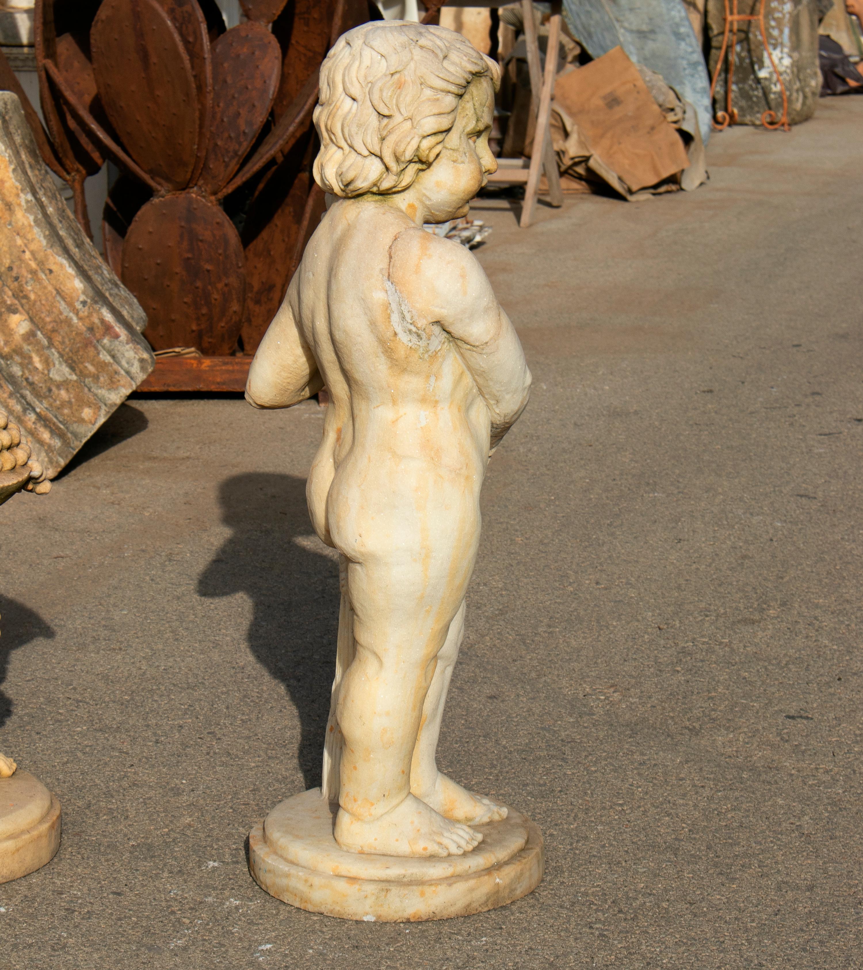 Paire de sculptures de garçons en marbre sculptées à la main qui ont vieilli pour avoir l'air antiques en vente 2