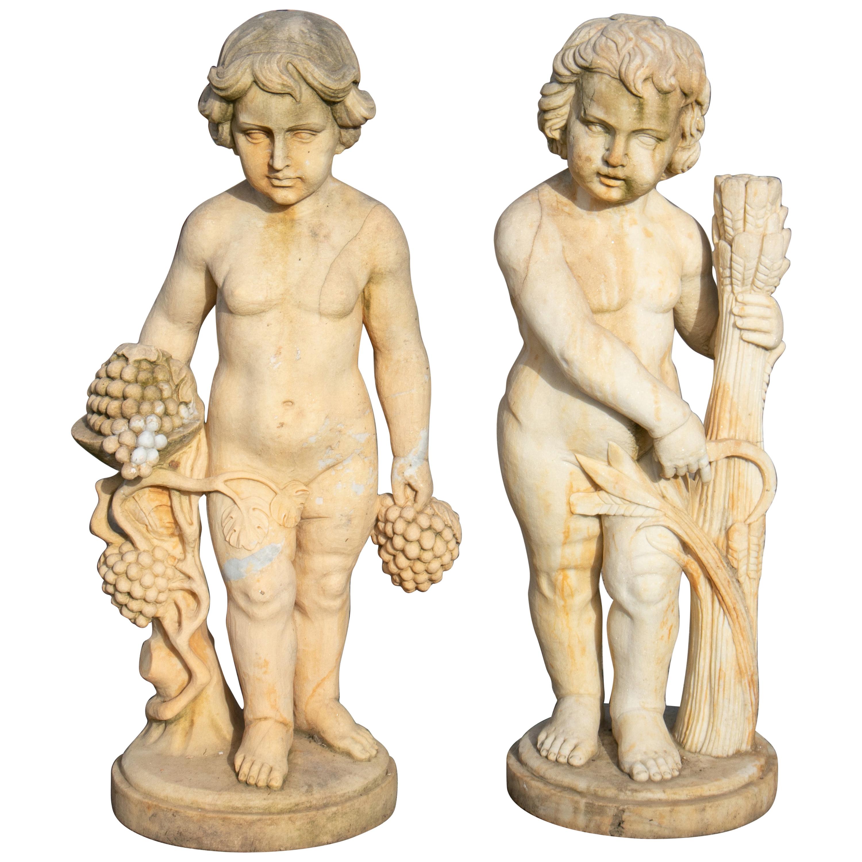 Paire de sculptures de garçons en marbre sculptées à la main qui ont vieilli pour avoir l'air antiques en vente