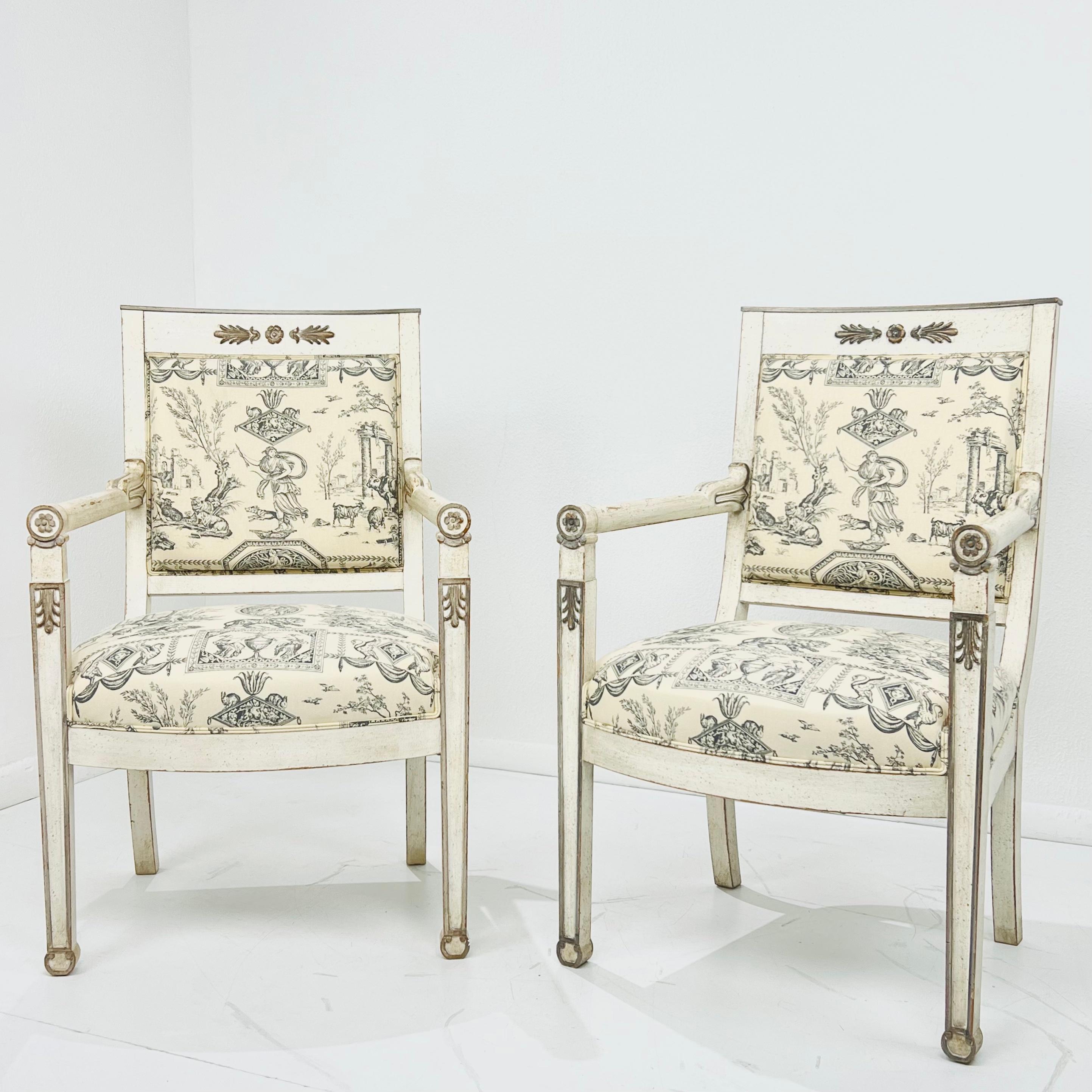 Ein Paar elegante französische Sessel im Directoire-Stil aus massivem Kirschbaumholz. Die in der Vorderansicht geraden Linien verleihen den Sesseln einen unverwechselbaren, fast modernen Charakter. Die leicht verjüngten Vorderbeine dienen als