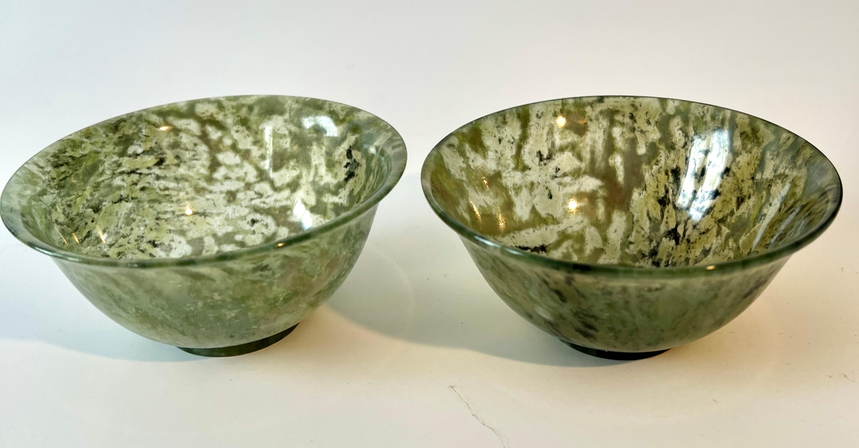 Paar handgefertigte und handgeschnitzte Jade-Spinat-Schalen - Beide sind wie Glas und schön mit feiner Handwerkskunst aus China, Anfang des 20. Jahrhunderts.

Beide passen gut ineinander, um sie aufzubewahren, sind aber zu schön, um sie zu verstauen