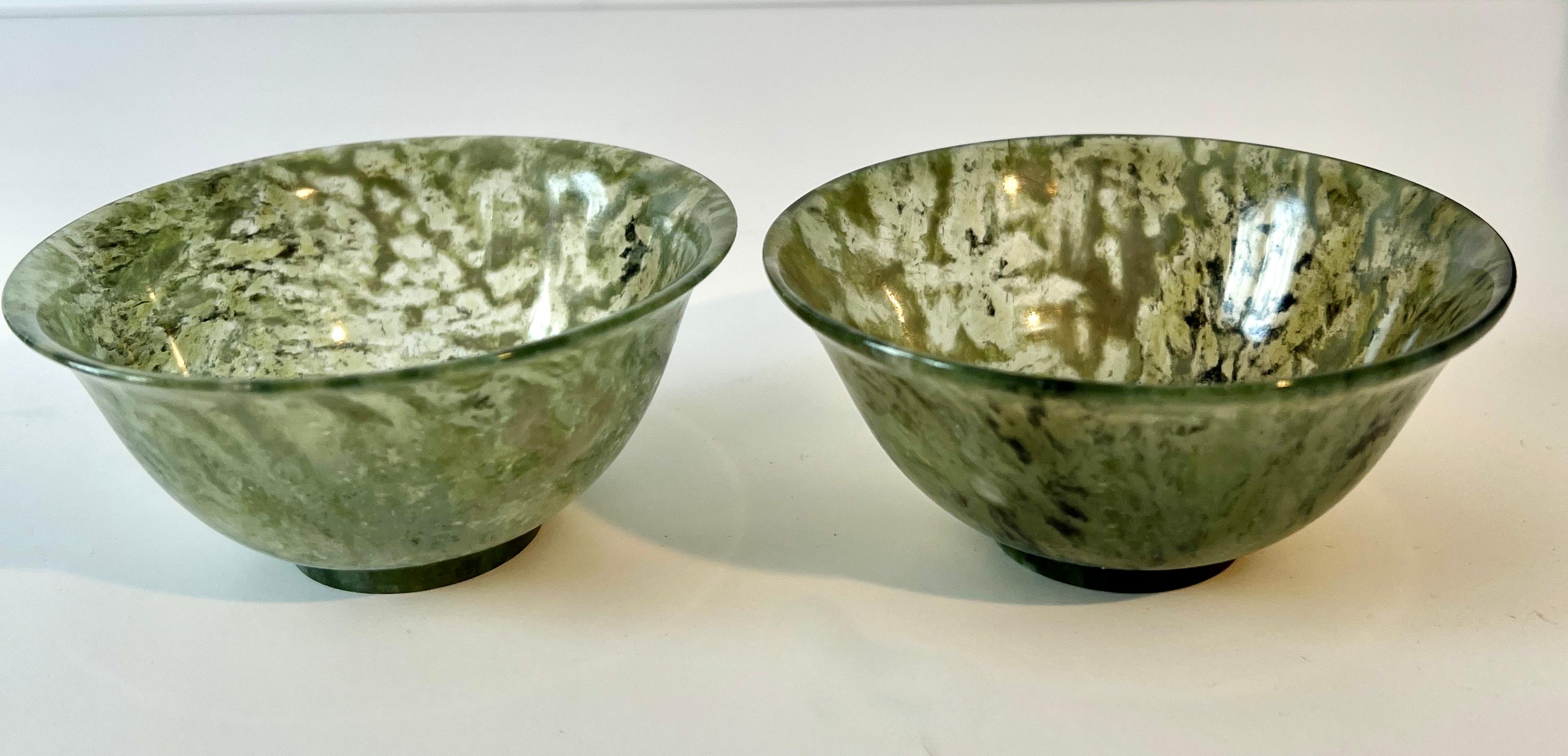 Paar handgeschnitzte chinesische Spinachschalen aus Jade (Chinoiserie) im Angebot