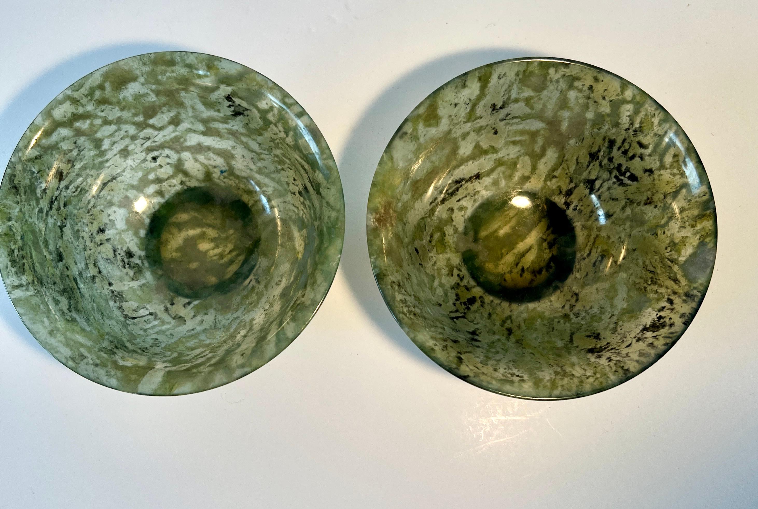 Paar handgeschnitzte chinesische Spinachschalen aus Jade (Handgeschnitzt) im Angebot