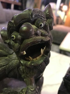 Paar chinesische handgeschnitzte Foo Dogs mit Knochenintarsien, circa frühe 1900er Jahre