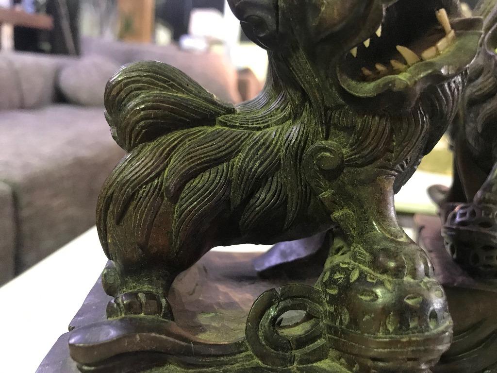 Paire de chiens Foo chinois en bois sculpté à la main, incrustés d'os, vers le début des années 1900 Bon état - En vente à Studio City, CA