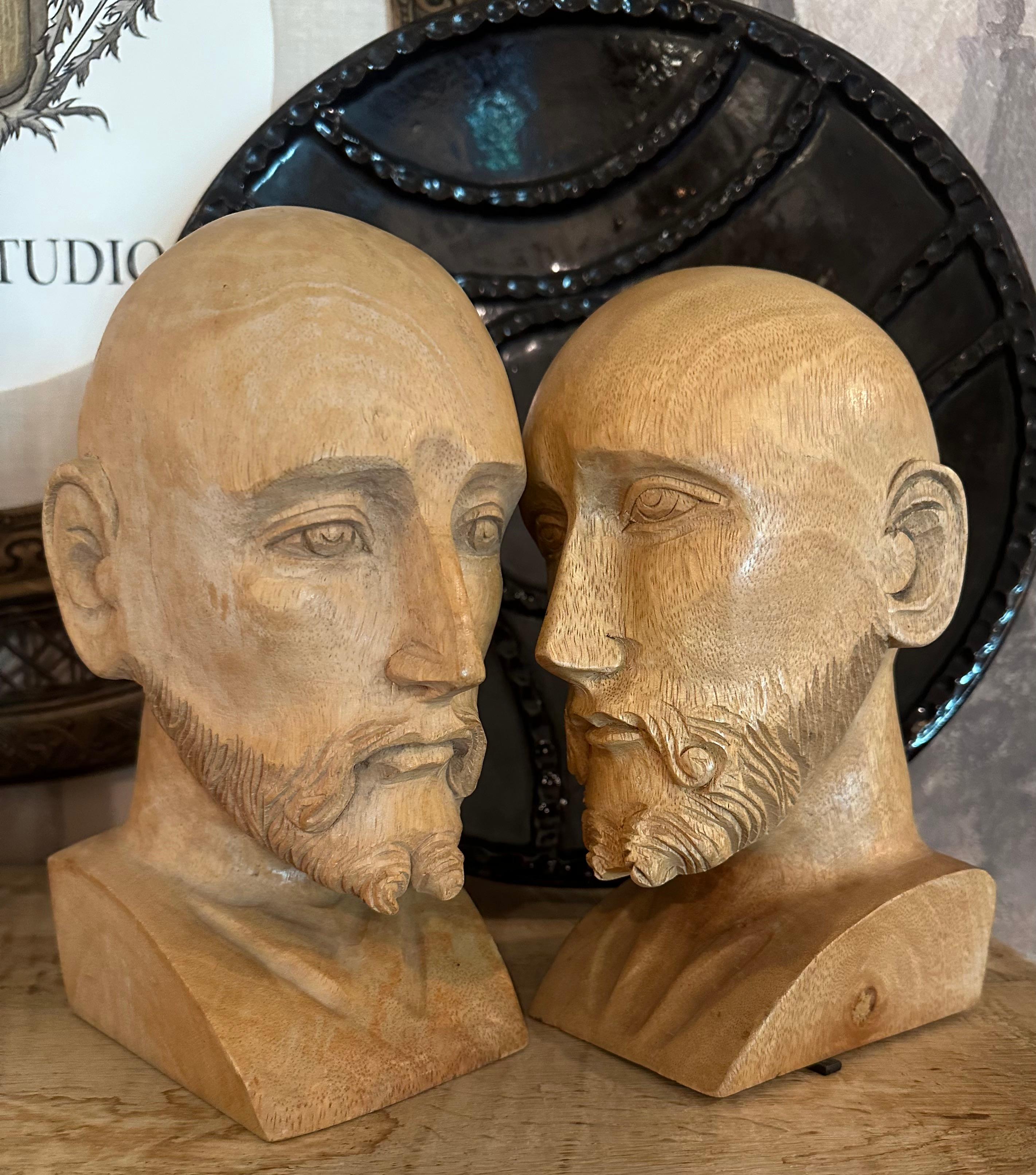 Coppia di sculture di gentiluomini distinti intagliate a mano in vendita 4