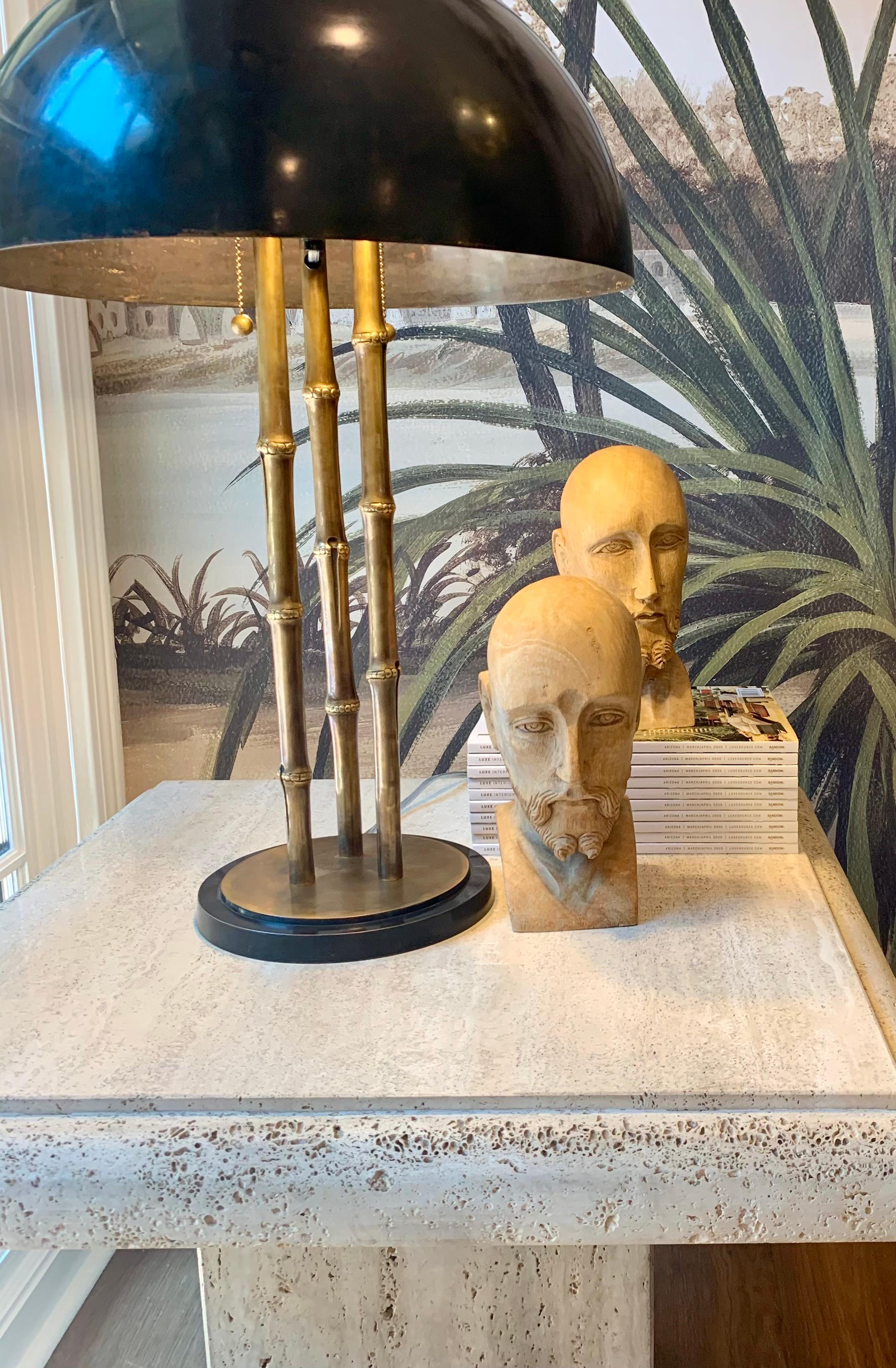 Coppia di sculture di gentiluomini distinti intagliate a mano in vendita 1