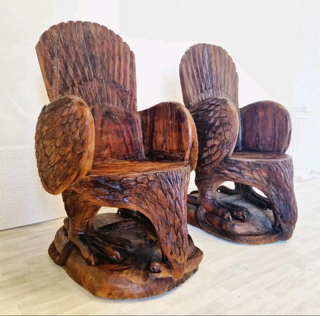 Legno Coppia di poltrone trono d'aquila intagliate a mano in vendita