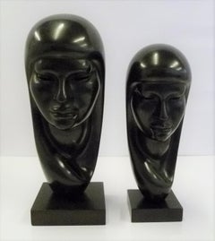 Coppia di sculture in legno ebanizzato intagliato a mano di donne native firmate Arias, anni '50