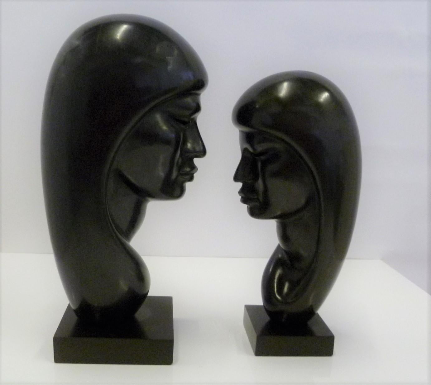 Ein Paar handgeschnitzte, ebonisierte Holzskulpturen von indianischen Frauen, signiert von Arias, 1950er Jahre (Bolivianisch)