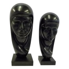 Ein Paar handgeschnitzte, ebonisierte Holzskulpturen von indianischen Frauen, signiert von Arias, 1950er Jahre