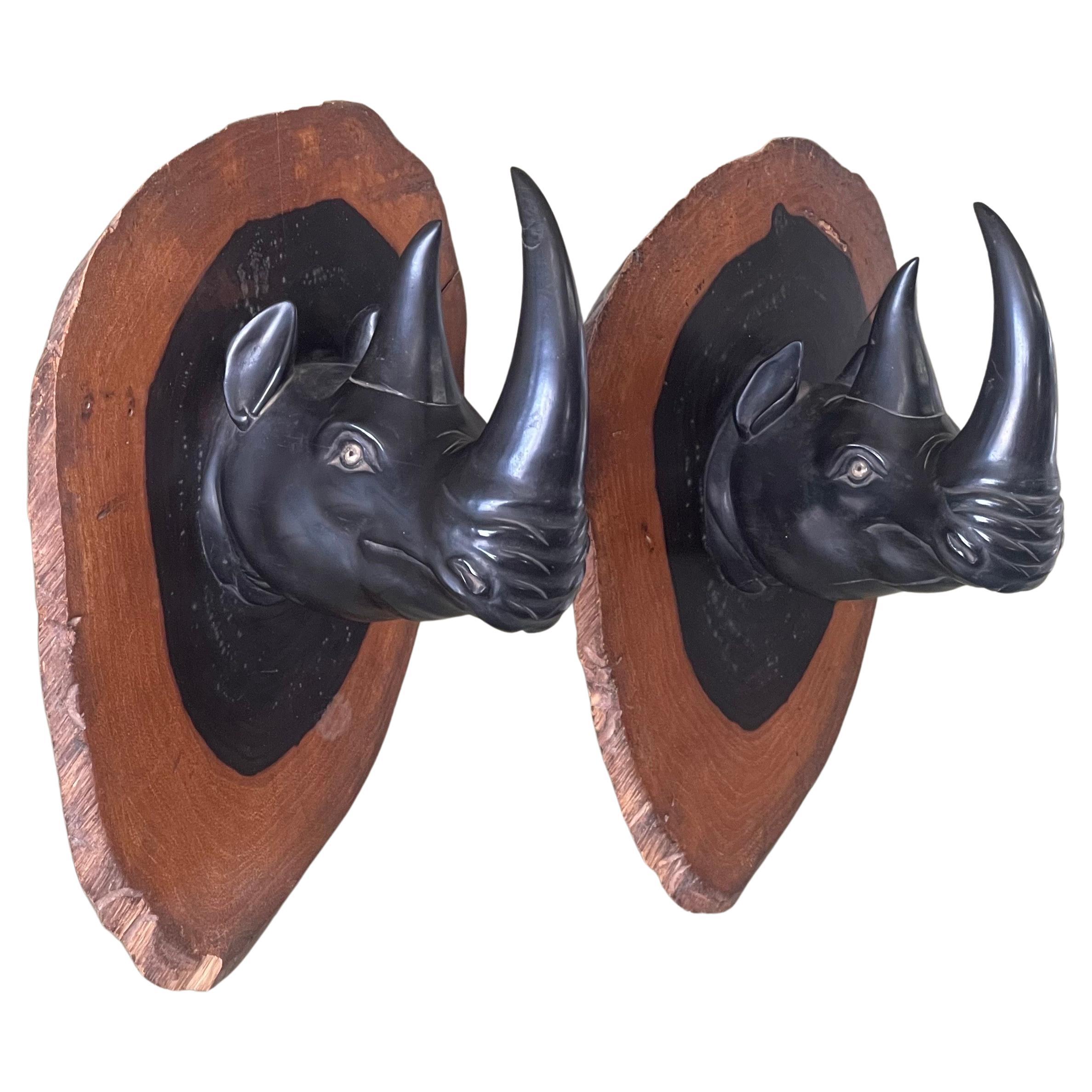 Paire de plaques murales/sculptures Rhino/Rhinocéros en ébène sculptées à la main en vente