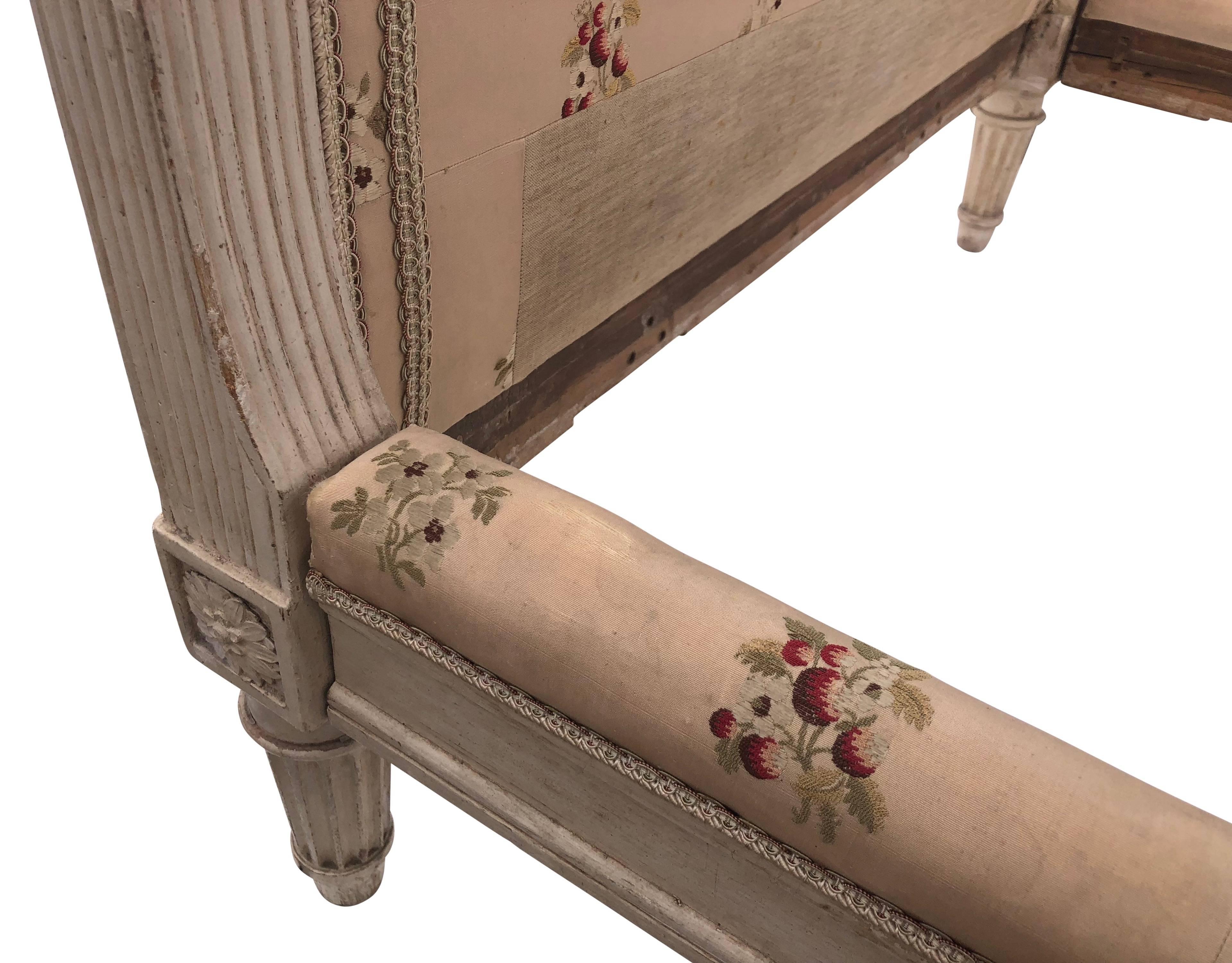 Pair of Hand-Carved French Louis XVI Beds by J.B. Boulard Original Paint, 1700s For Sale 4