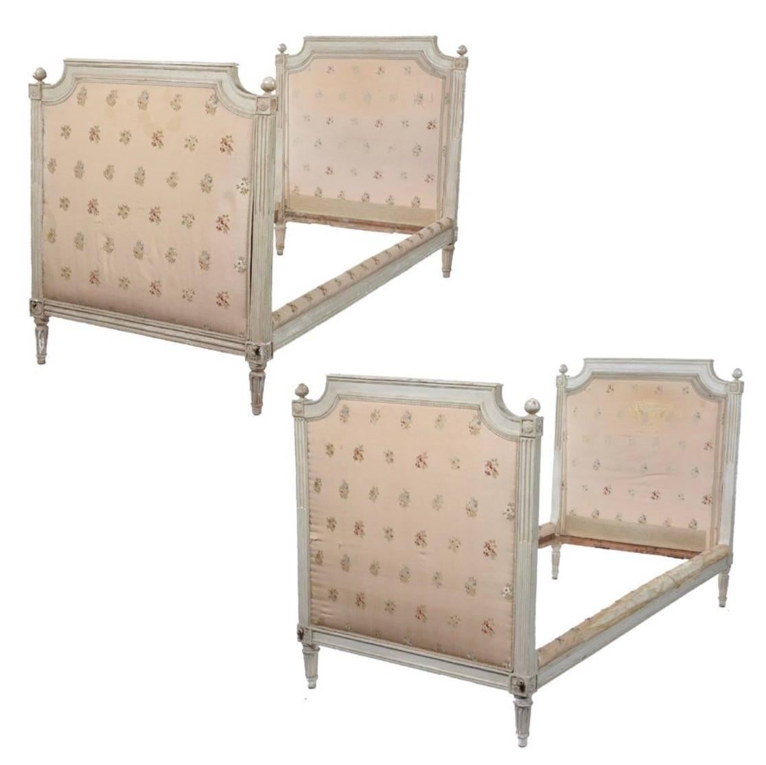 Pair of Hand-Carved French Louis XVI Beds by J.B. Boulard Original Paint, 1700s For Sale