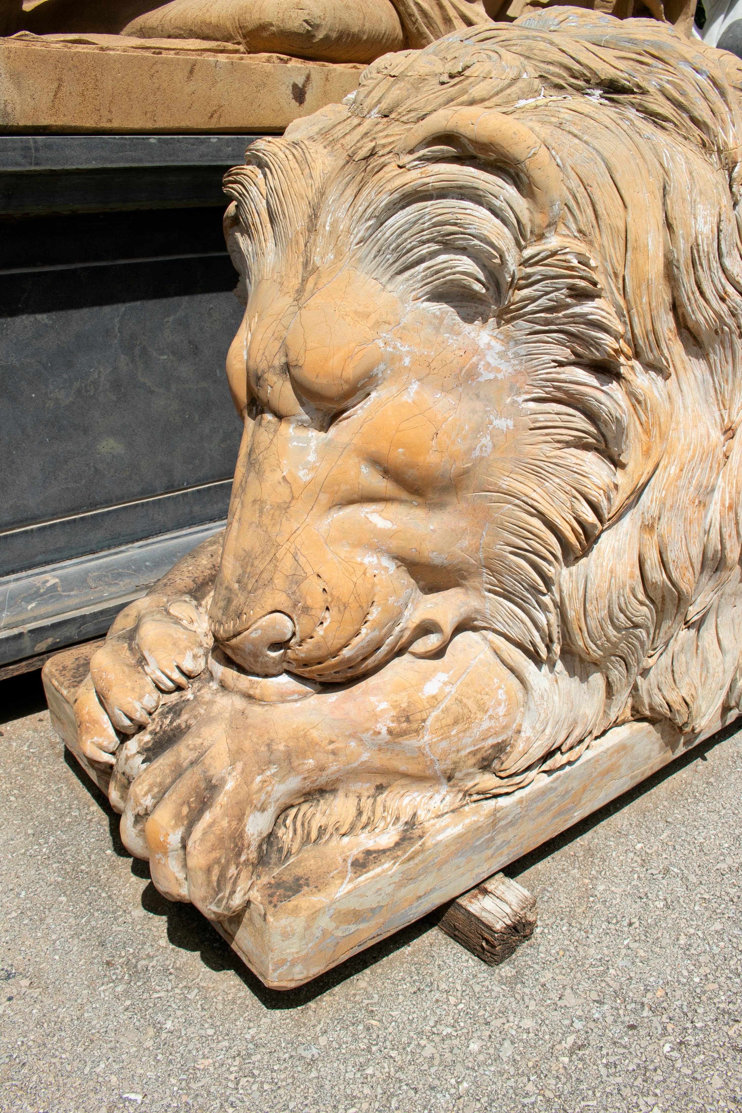 Pair of Hand Carved Giallo Cream Marble Lying Lions In Good Condition In Marbella, ES