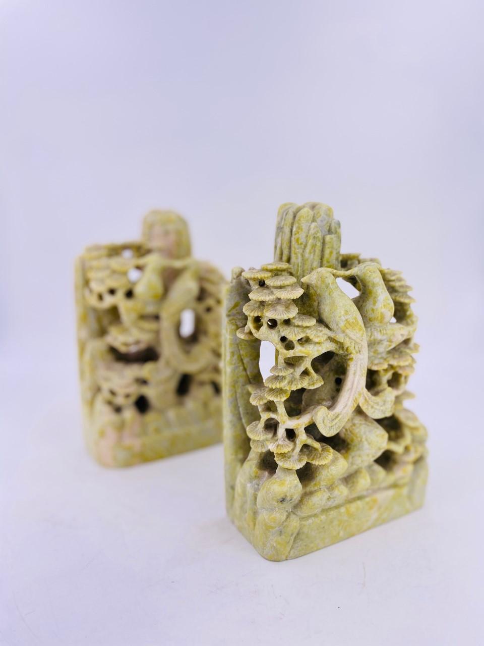 Paar handgeschnitzte Buchstützen aus grünem Seifenstein mit Fasanenmotiven, Chinoiserie (Chinesisch) im Angebot