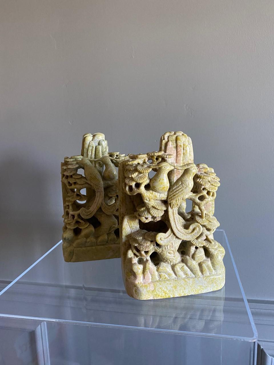 Paire de serre-livres en grès vert sculpté à la main avec imagerie de faisan Chinoiserie en vente 2