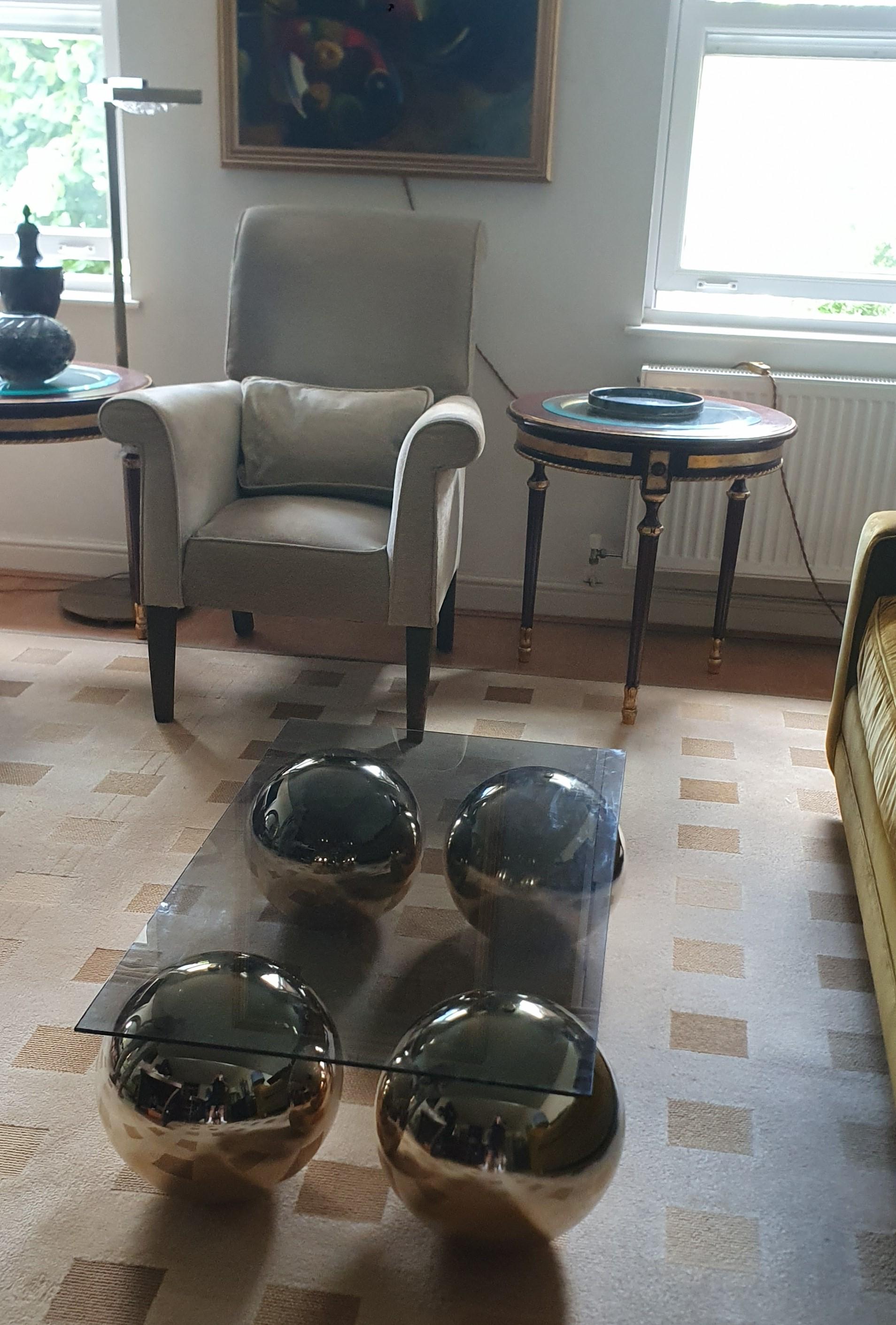 Pareja de Mesas de Madera Tallada a Mano, Acabado en Caoba y Pan de Oro y Tapa de Cristal en venta 4
