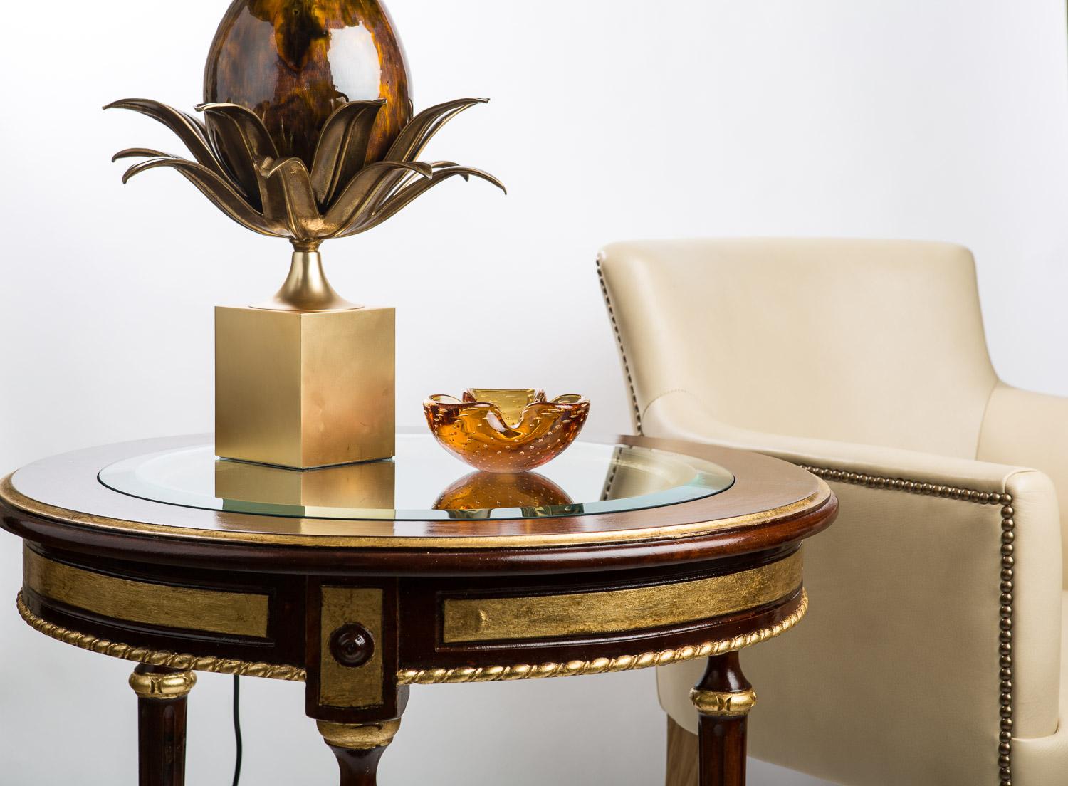 Pareja de Mesas de Madera Tallada a Mano, Acabado en Caoba y Pan de Oro y Tapa de Cristal en Excelente estado para la venta en London, GB