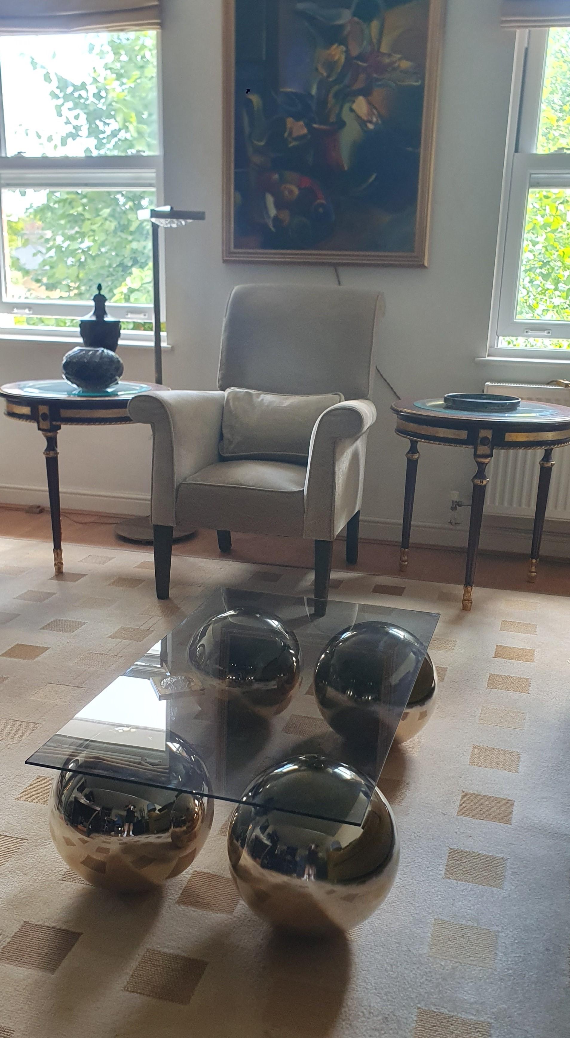 Pareja de Mesas de Madera Tallada a Mano, Acabado en Caoba y Pan de Oro y Tapa de Cristal Vidrio en venta