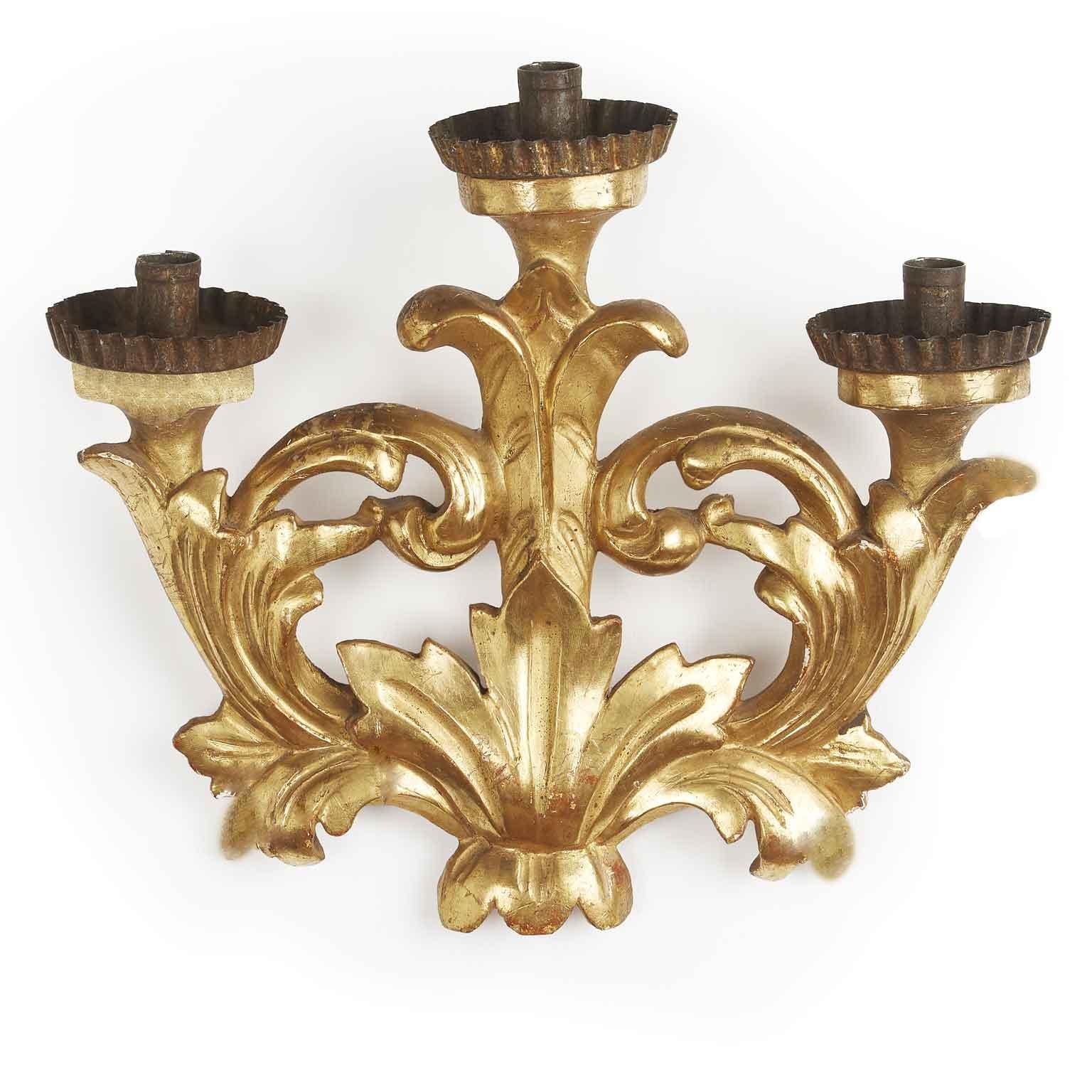 Pair of Italian Baroque Giltwood Wall Candelabra 19th Century Carved Sconces In Good Condition For Sale In Milan, IT