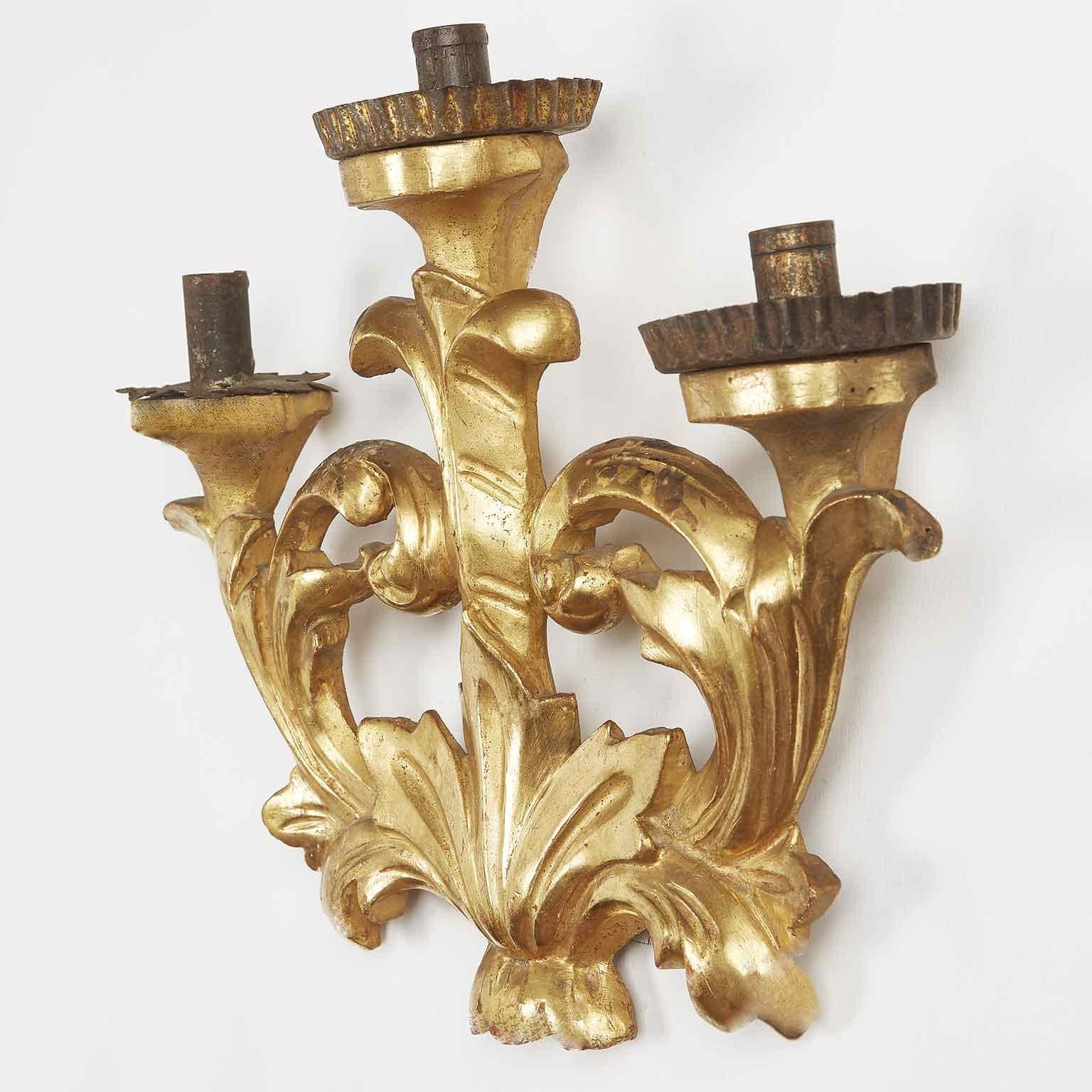 Pair of Italian Baroque Giltwood Wall Candelabra 19th Century Carved Sconces For Sale 1