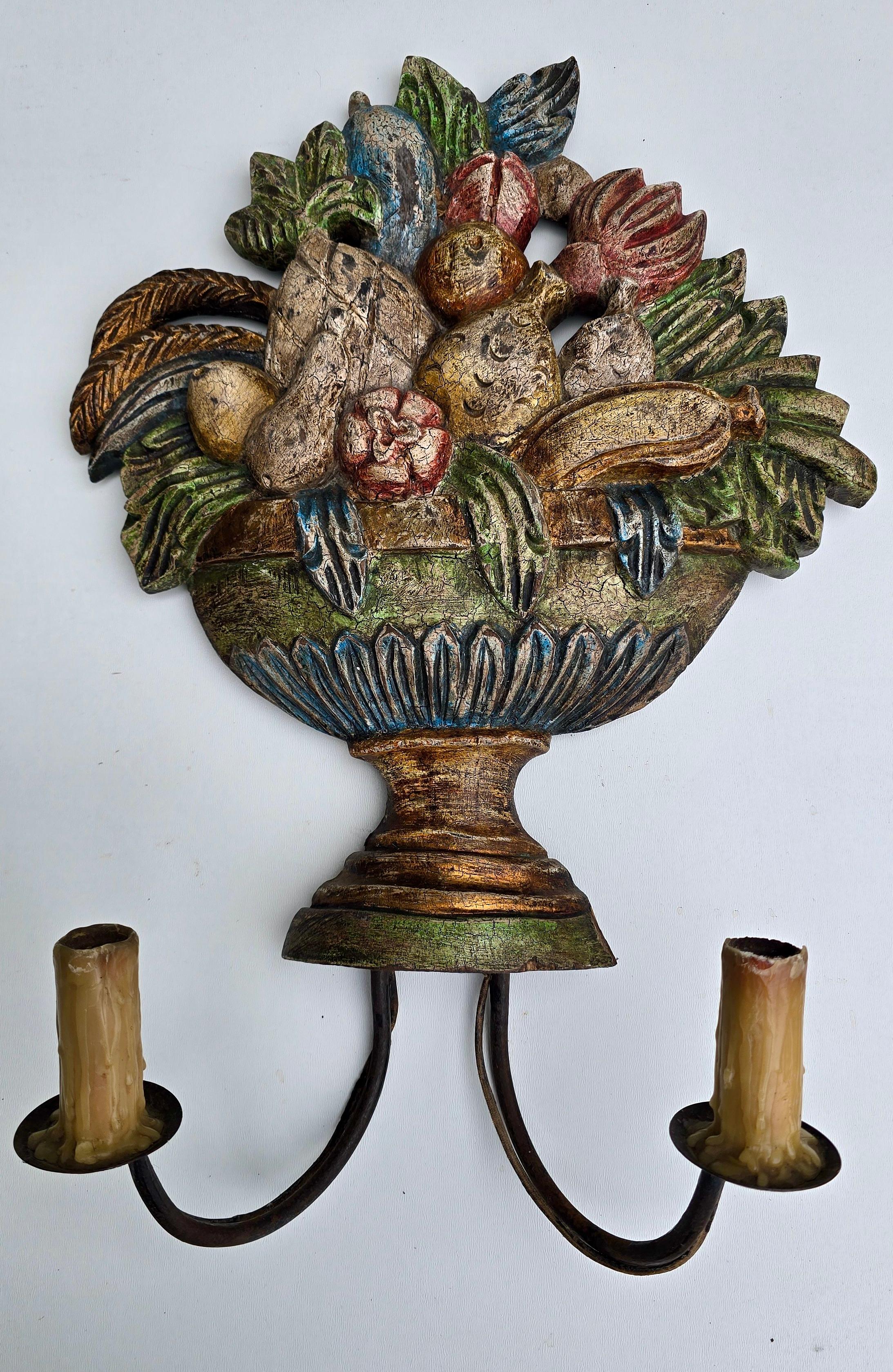 Neobarocco Coppia di applique a cesto di frutta italiane intagliate a mano, Florentine, 1880-1900 ca. in vendita