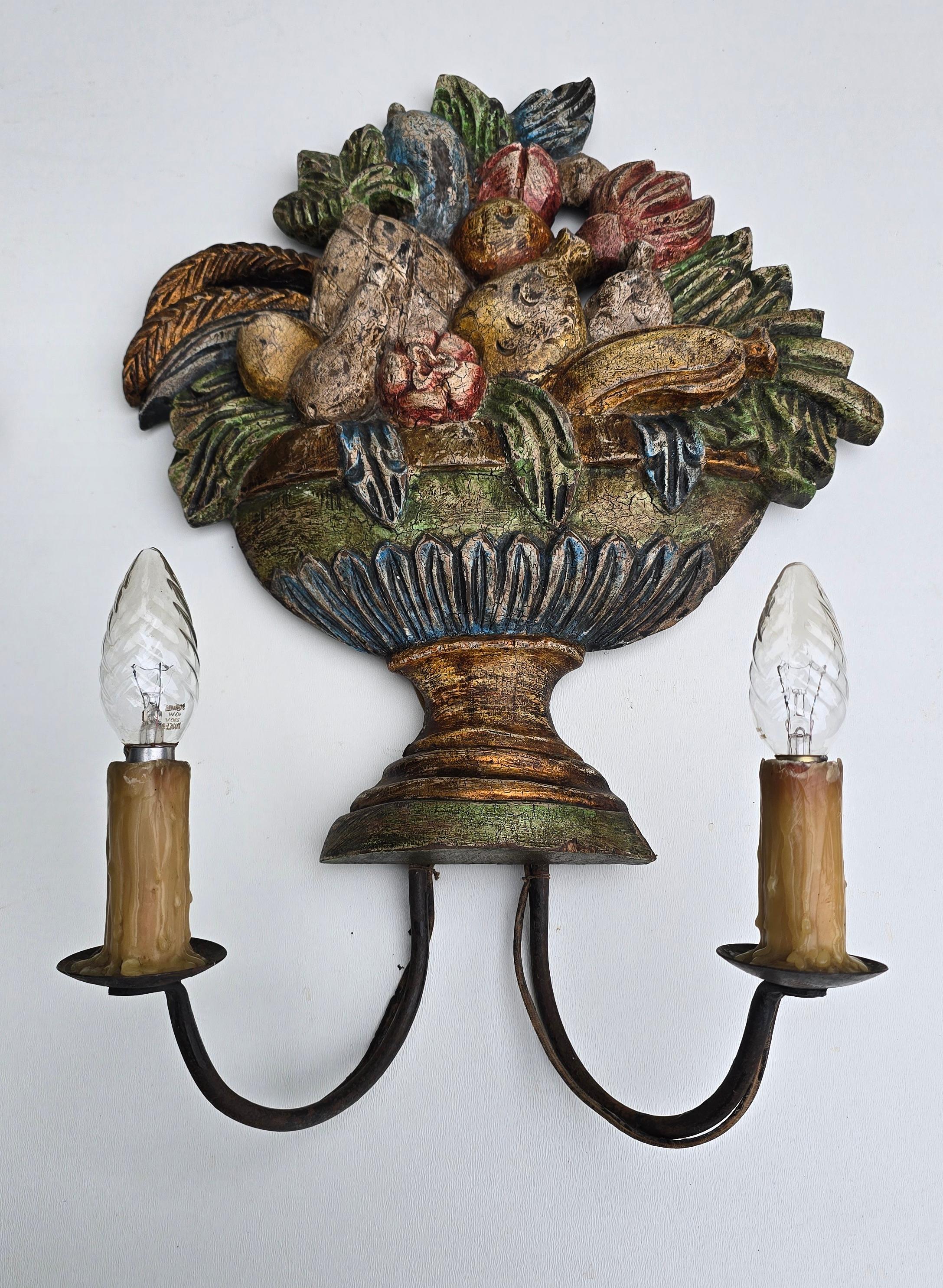 Italiano Coppia di applique a cesto di frutta italiane intagliate a mano, Florentine, 1880-1900 ca. in vendita
