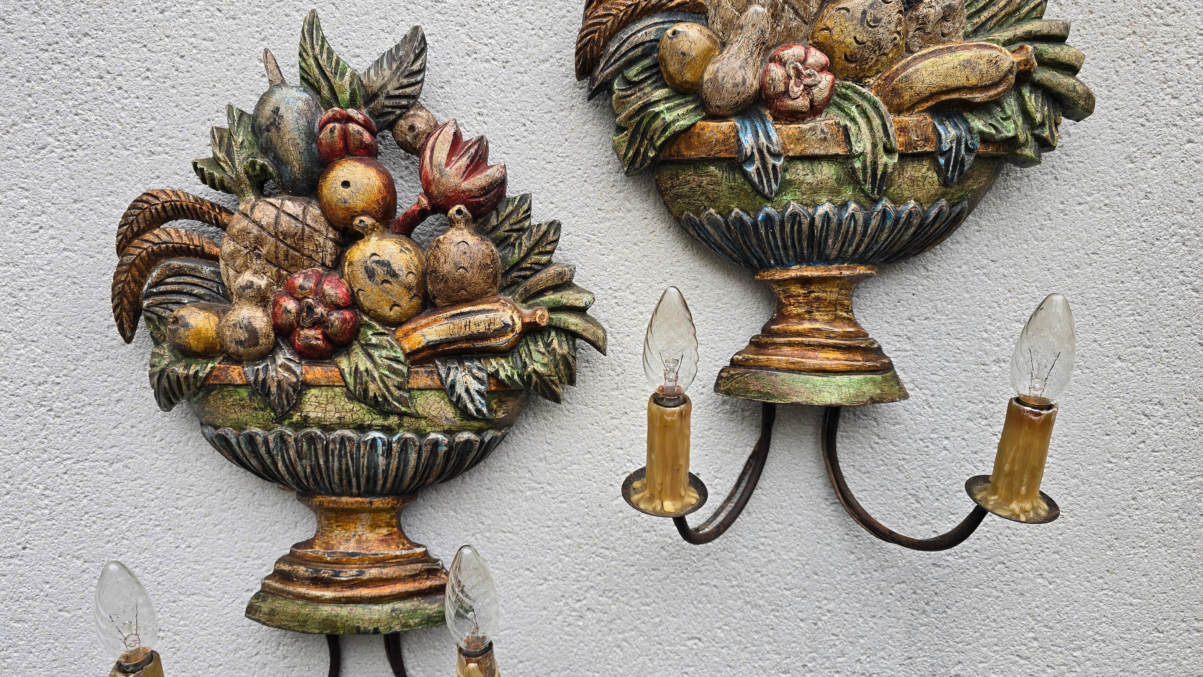 Dipinto Coppia di applique a cesto di frutta italiane intagliate a mano, Florentine, 1880-1900 ca. in vendita