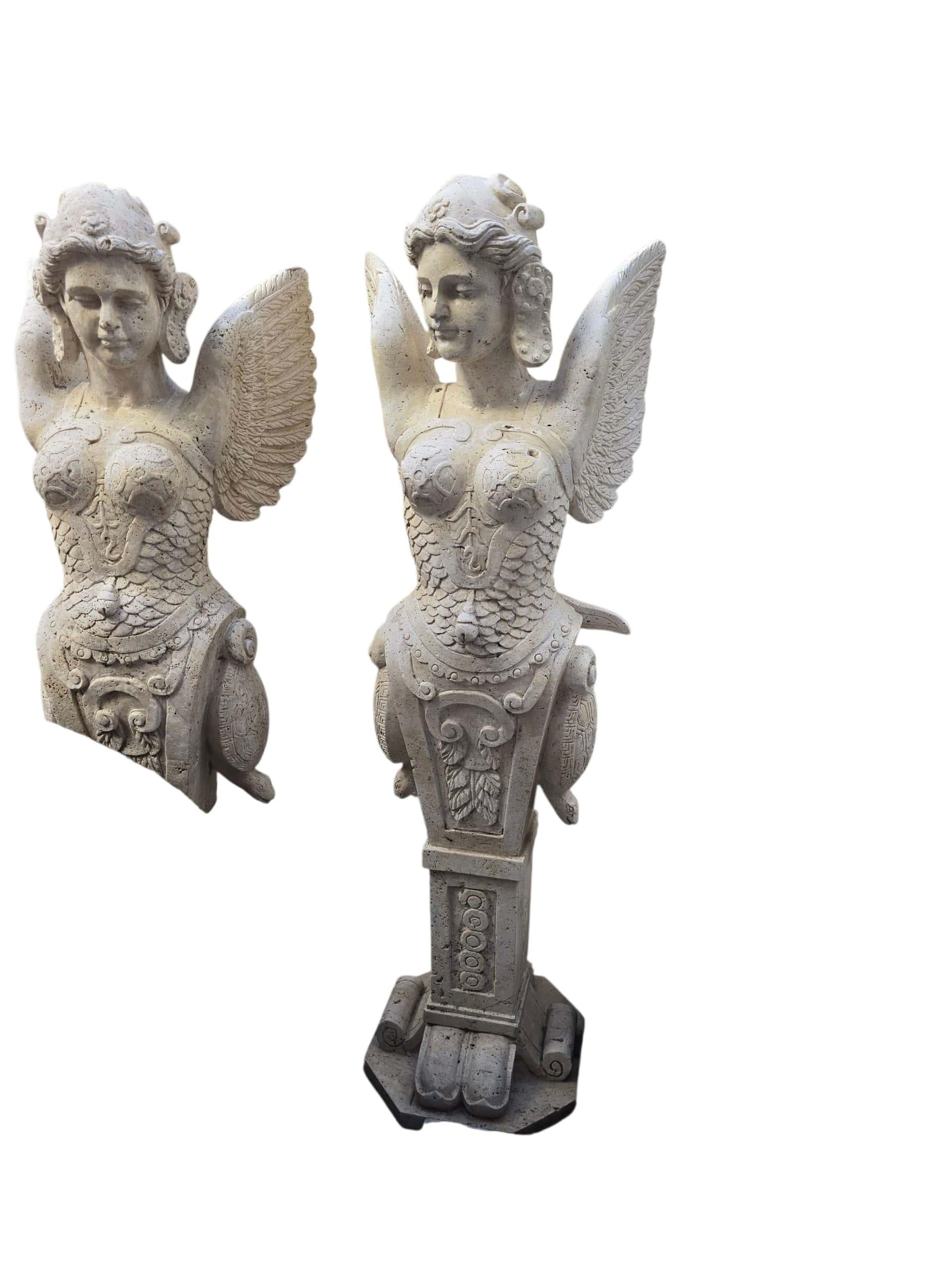 Elegante coppia di figure allegoriche alate, scolpite a mano in pregiato marmo italiano. Queste graziose sculture, che probabilmente rappresentano virtù o spiriti mitologici, sono caratterizzate da panneggi fluenti, espressioni serene e ali