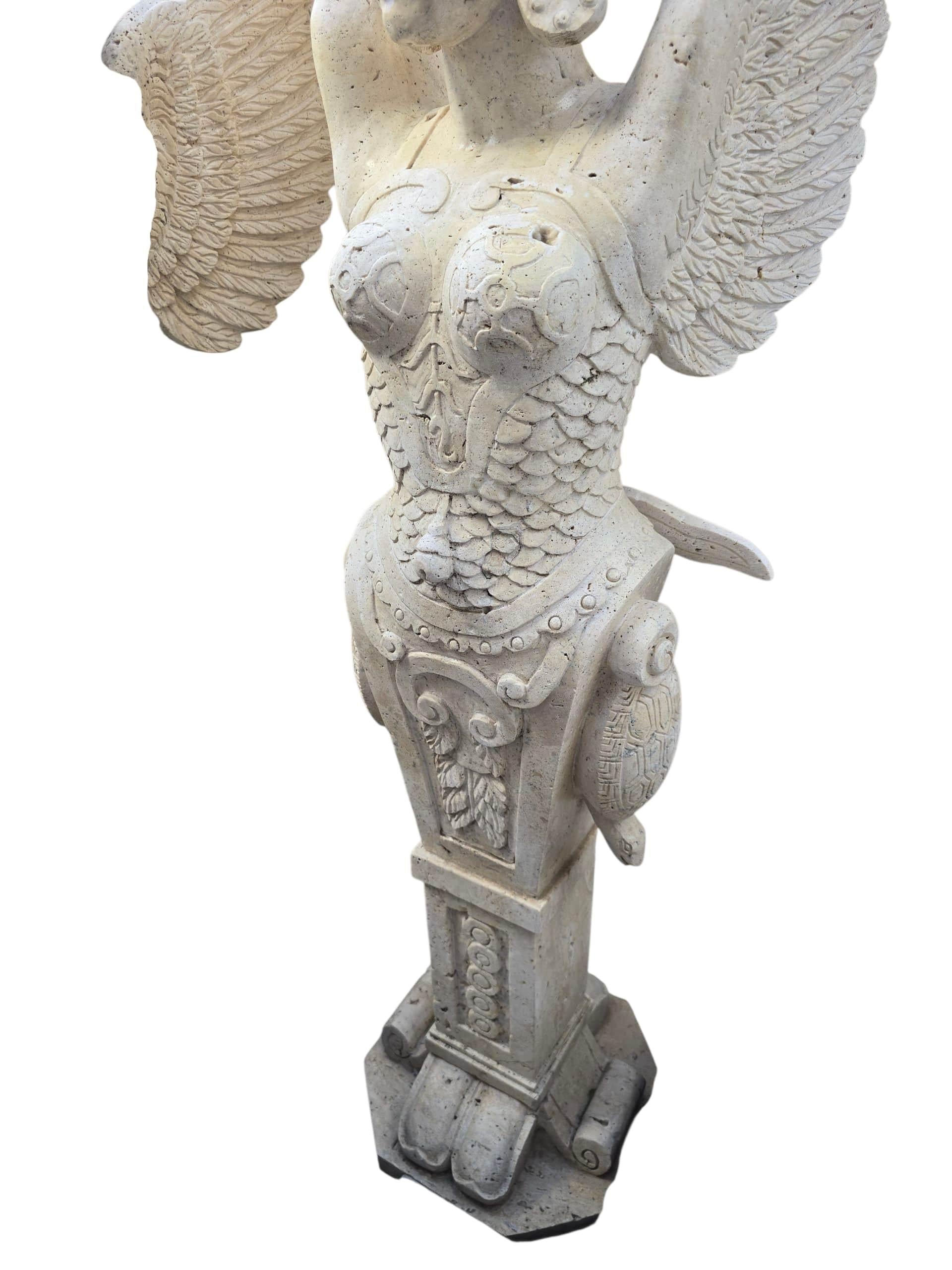 Fine XX secolo Coppia di figure alate allegoriche in marmo italiano intagliate a mano in vendita