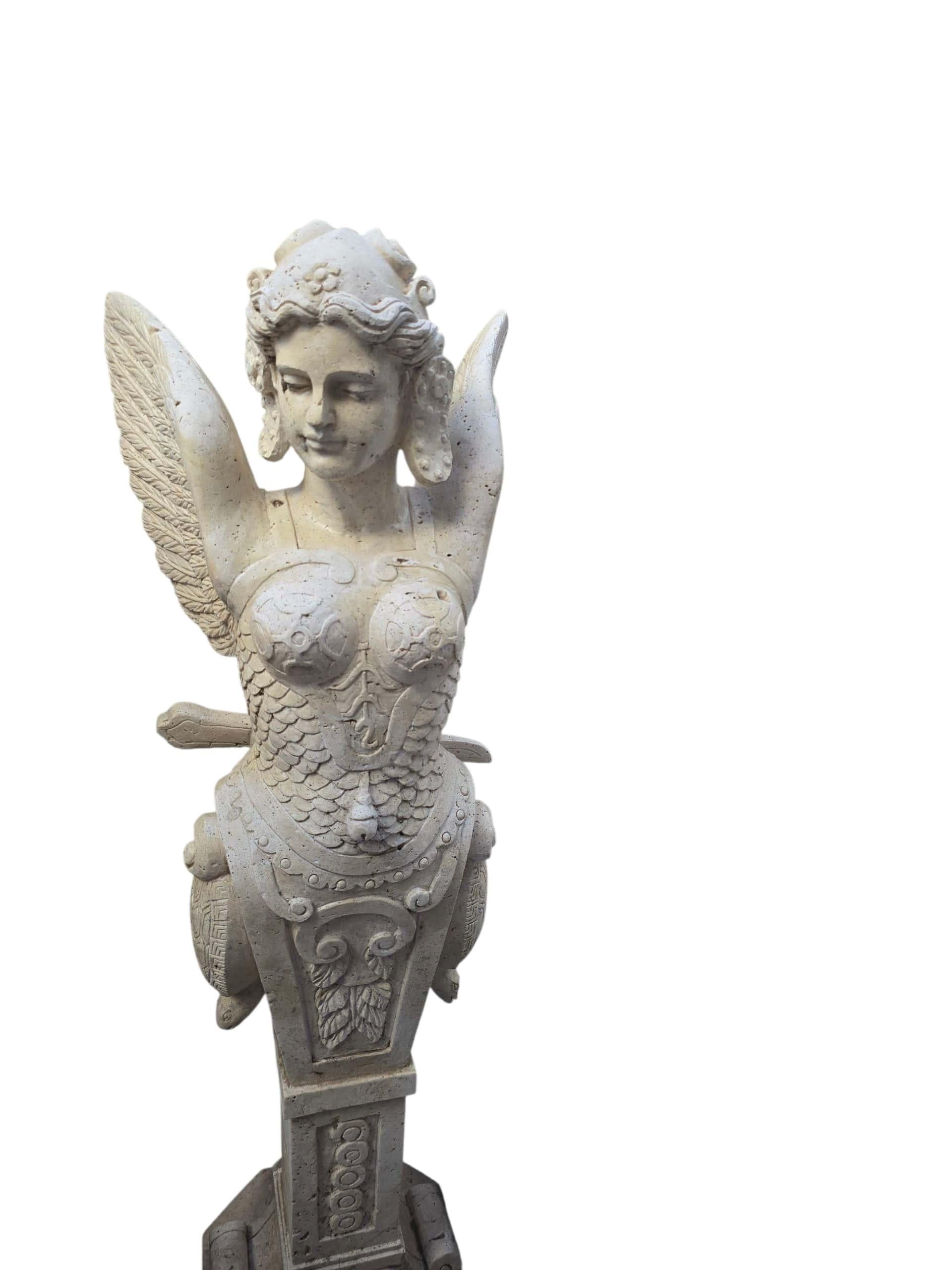 Coppia di figure alate allegoriche in marmo italiano intagliate a mano in vendita 1