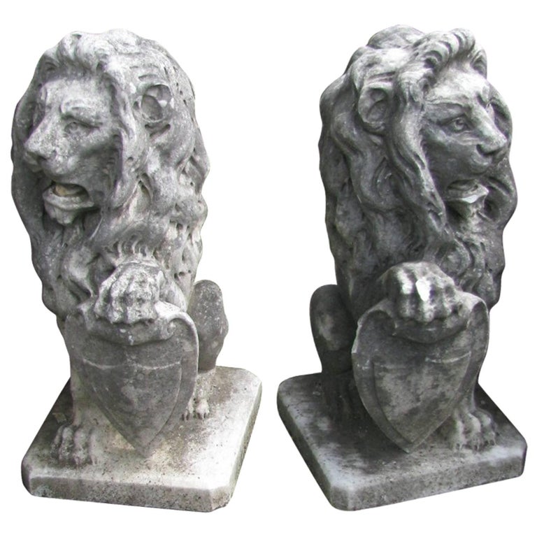 Paire de lions italiens en marbre du 19ème siècle sculptés à la main ...