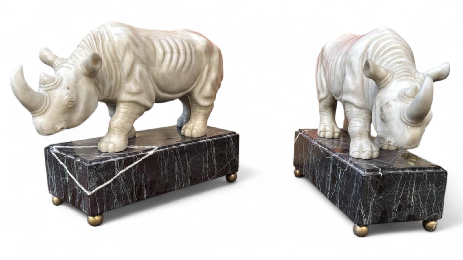 Una straordinaria coppia di sculture di rinoceronte, scolpite a mano in pregiato marmo italiano nel XX secolo. Ogni figura è resa con un'attenta attenzione alla forma e alla consistenza, mostrando la forza e la presenza di questi animali maestosi.