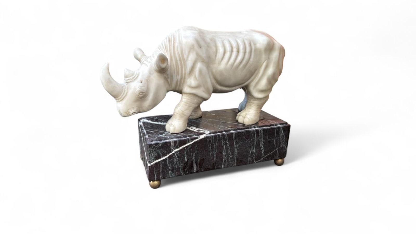 Coppia di sculture di rinoceronte in marmo italiano intagliate a mano, XX secolo In condizioni buone in vendita a Madrid, ES