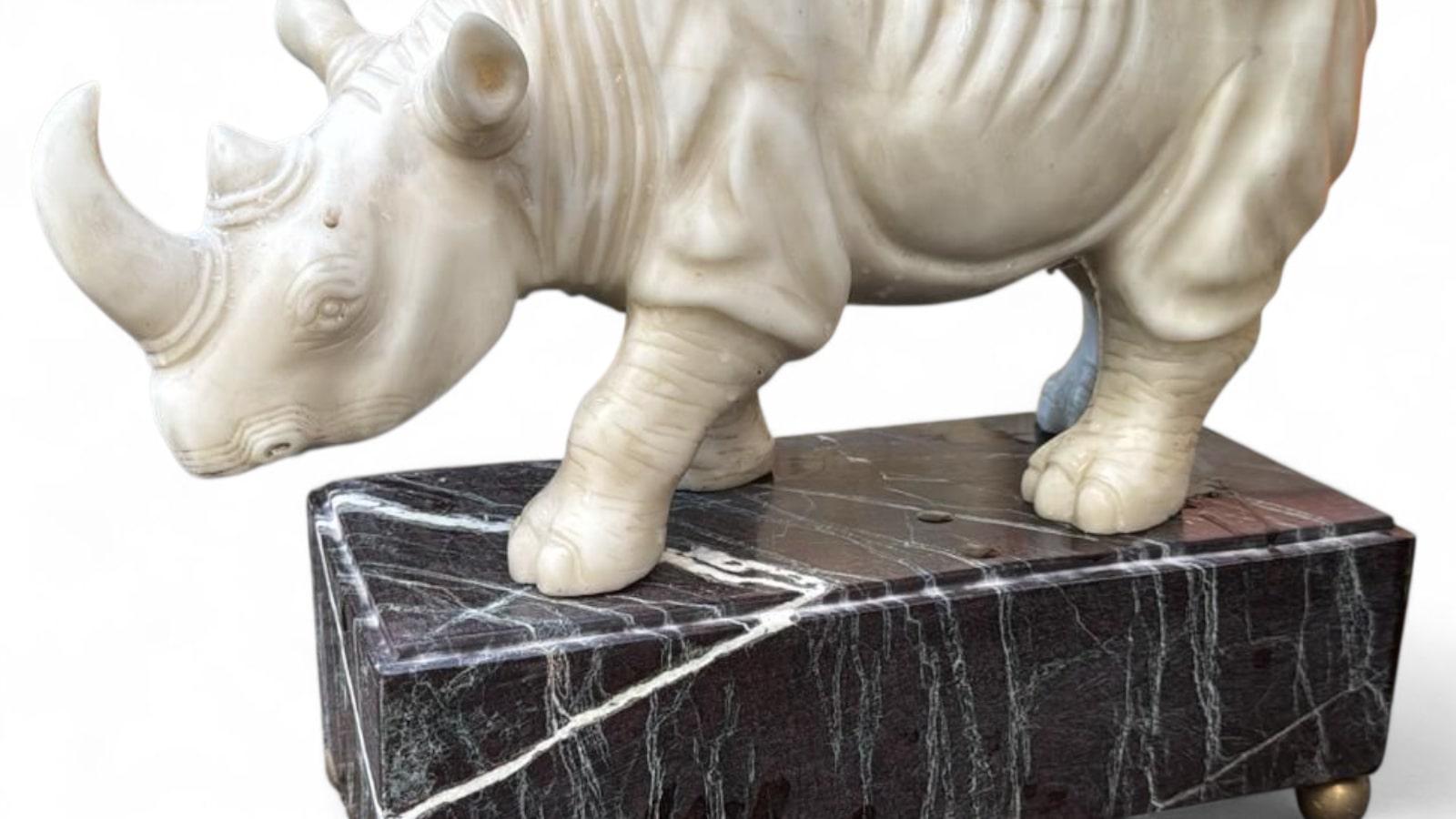 Fine XX secolo Coppia di sculture di rinoceronte in marmo italiano intagliate a mano, XX secolo in vendita