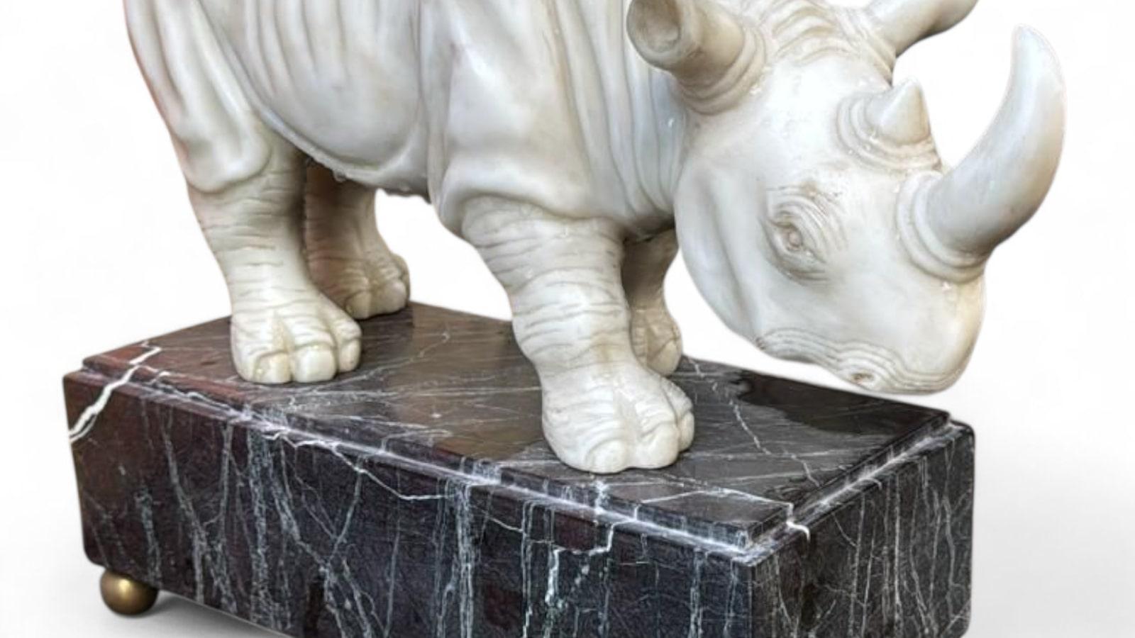 Coppia di sculture di rinoceronte in marmo italiano intagliate a mano, XX secolo in vendita 1