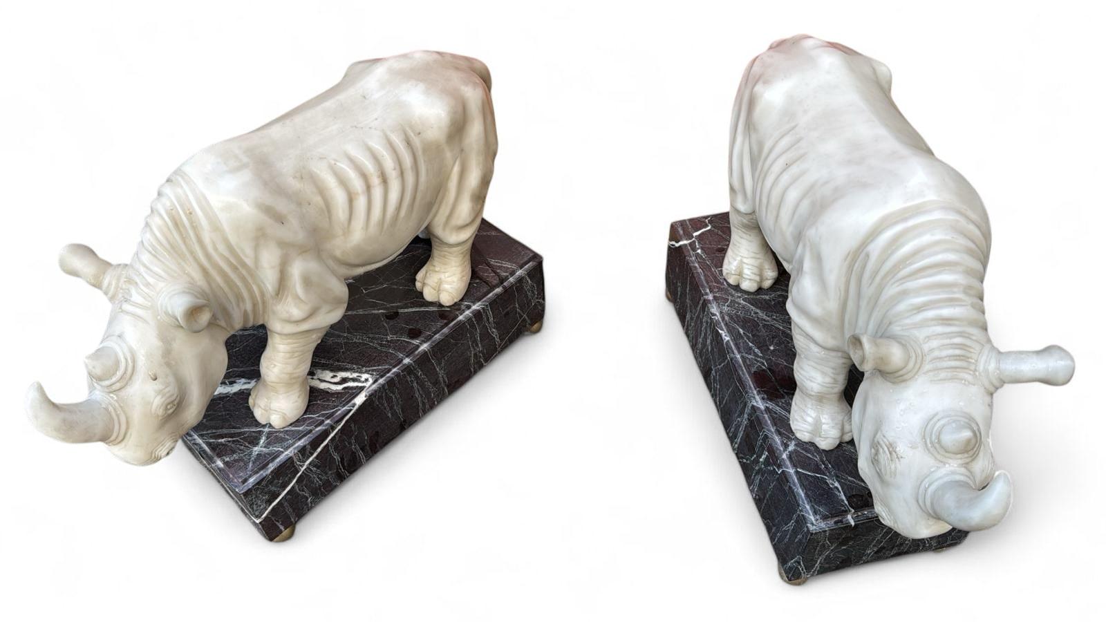 Coppia di sculture di rinoceronte in marmo italiano intagliate a mano, XX secolo in vendita 2