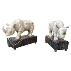 Coppia di sculture di rinoceronte in marmo italiano intagliate a mano, XX secolo