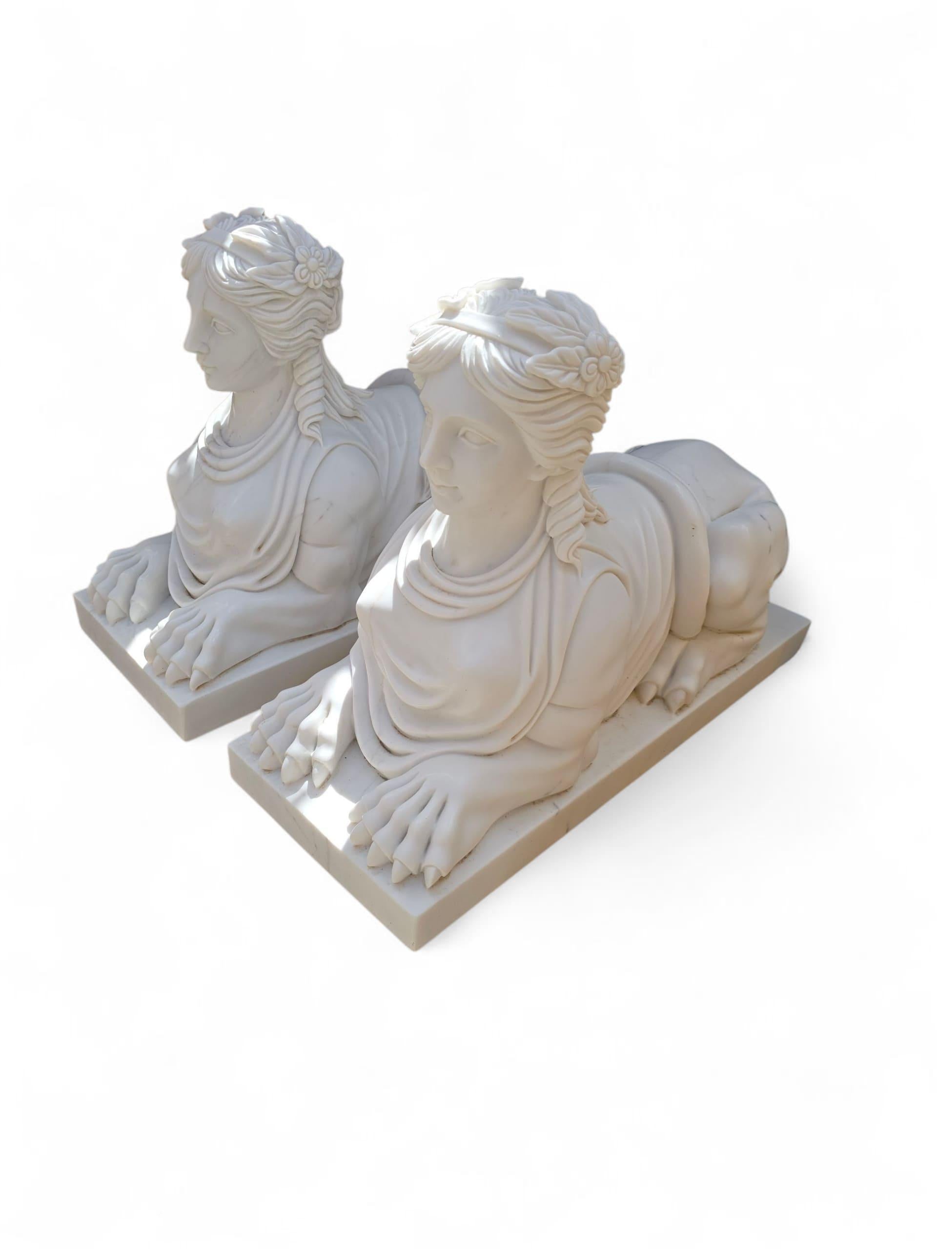 Paire de sculptures de sphinx égyptien en marbre blanc italien sculpté à la main, 20e siècle Bon état - En vente à Madrid, ES