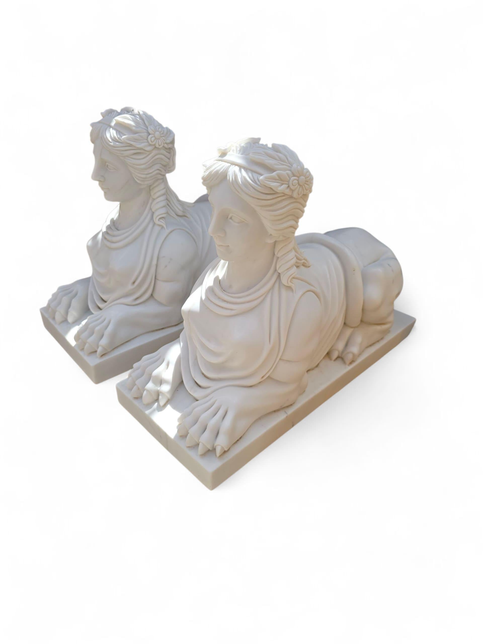 Fin du 20e siècle Paire de sculptures de sphinx égyptien en marbre blanc italien sculpté à la main, 20e siècle en vente