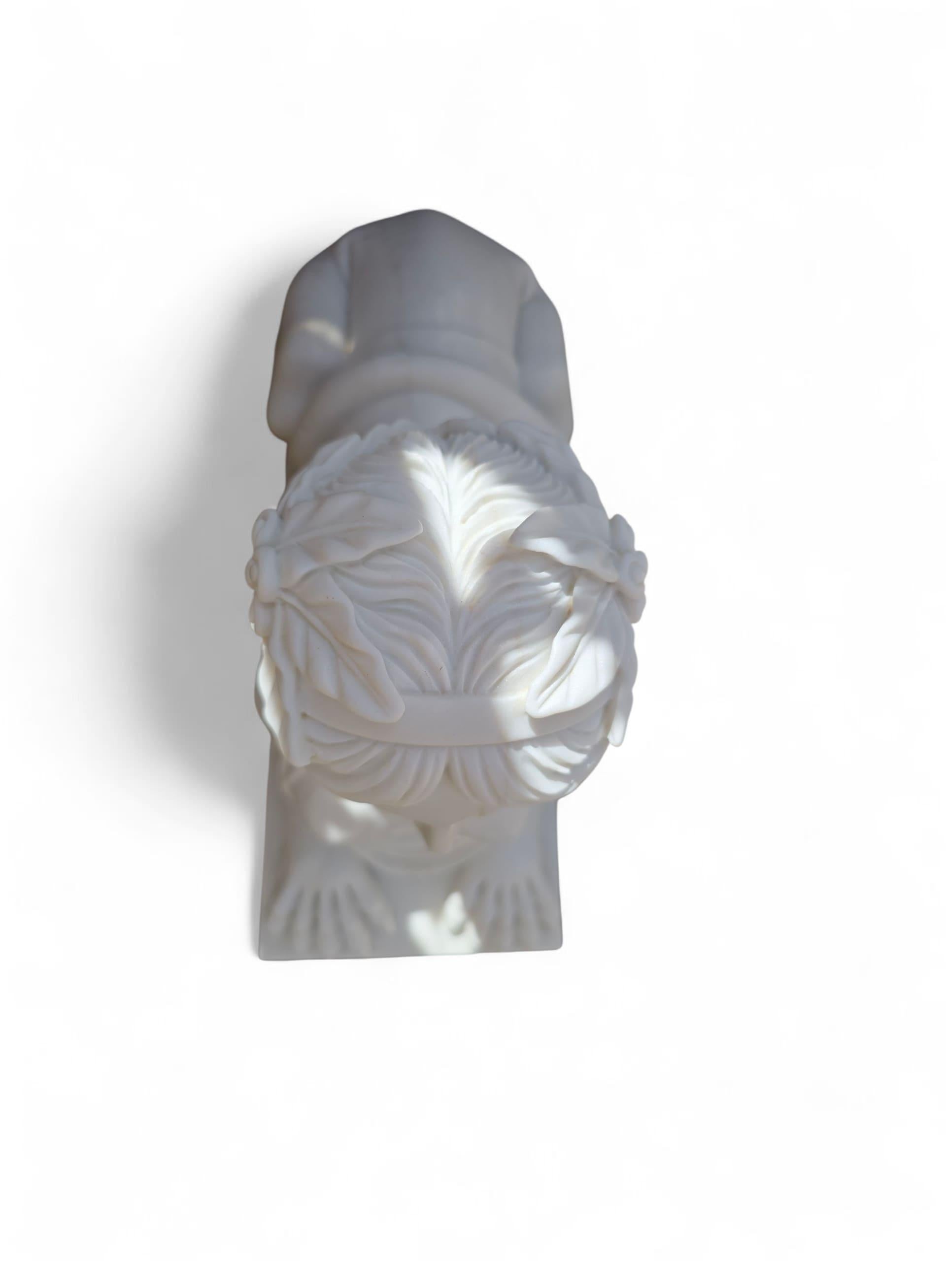 Paire de sculptures de sphinx égyptien en marbre blanc italien sculpté à la main, 20e siècle en vente 1