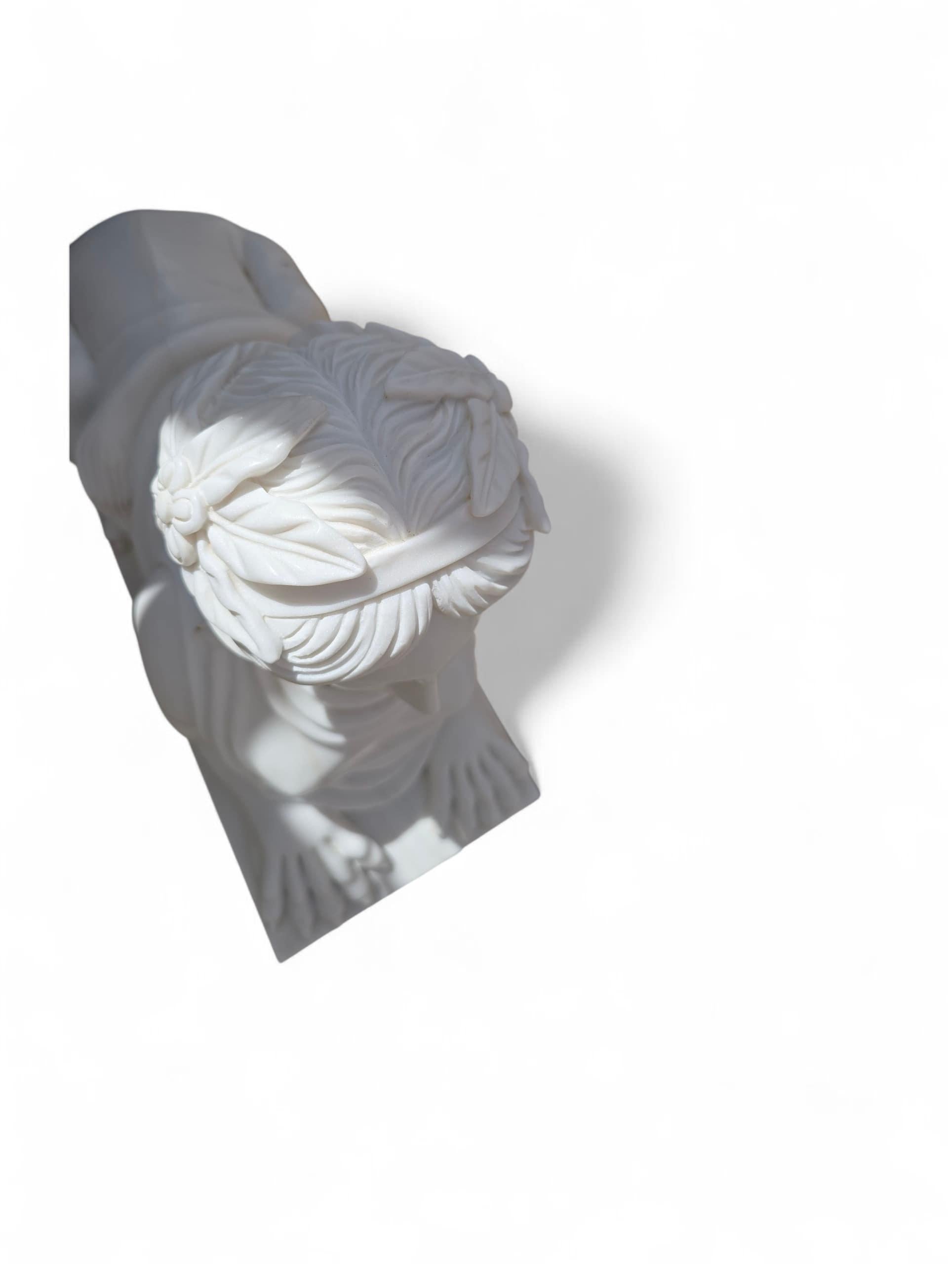 Paire de sculptures de sphinx égyptien en marbre blanc italien sculpté à la main, 20e siècle en vente 2