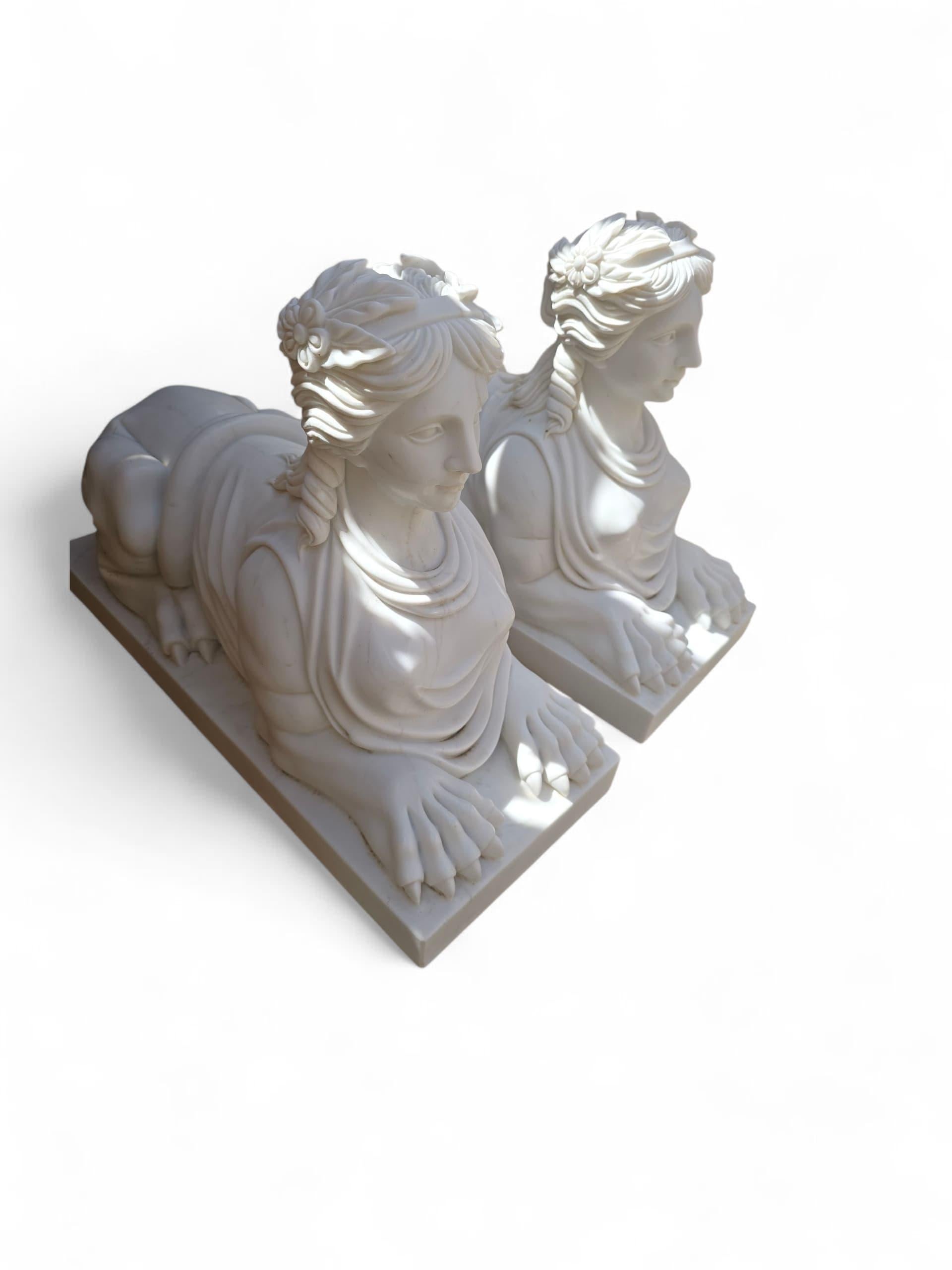 Paire de sculptures de sphinx égyptien en marbre blanc italien sculpté à la main, 20e siècle en vente 3