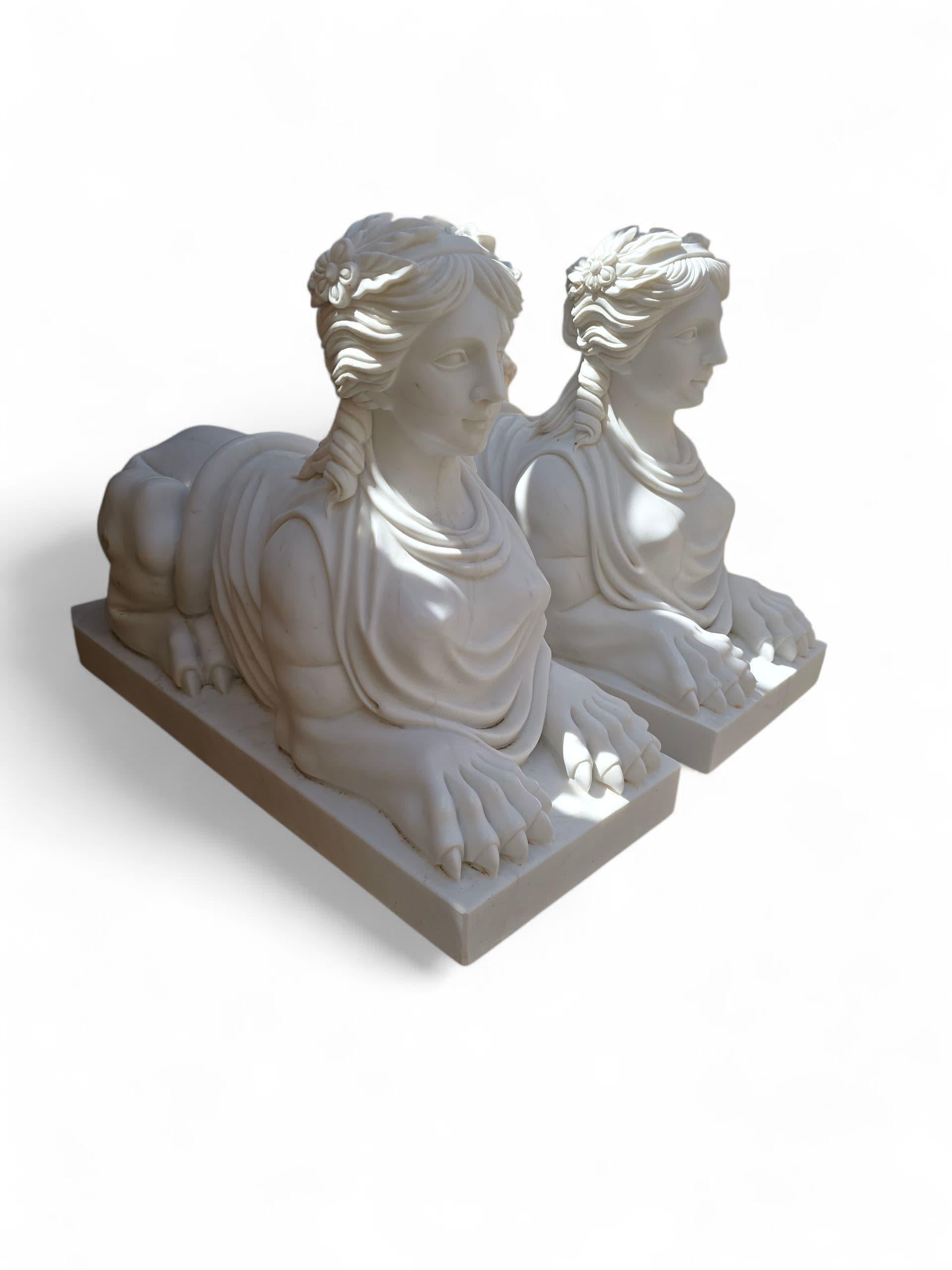 Paire de sculptures de sphinx égyptien en marbre blanc italien sculpté à la main, 20e siècle en vente 4