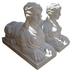 Paire de sculptures de sphinx égyptien en marbre blanc italien sculpté à la main, 20e siècle