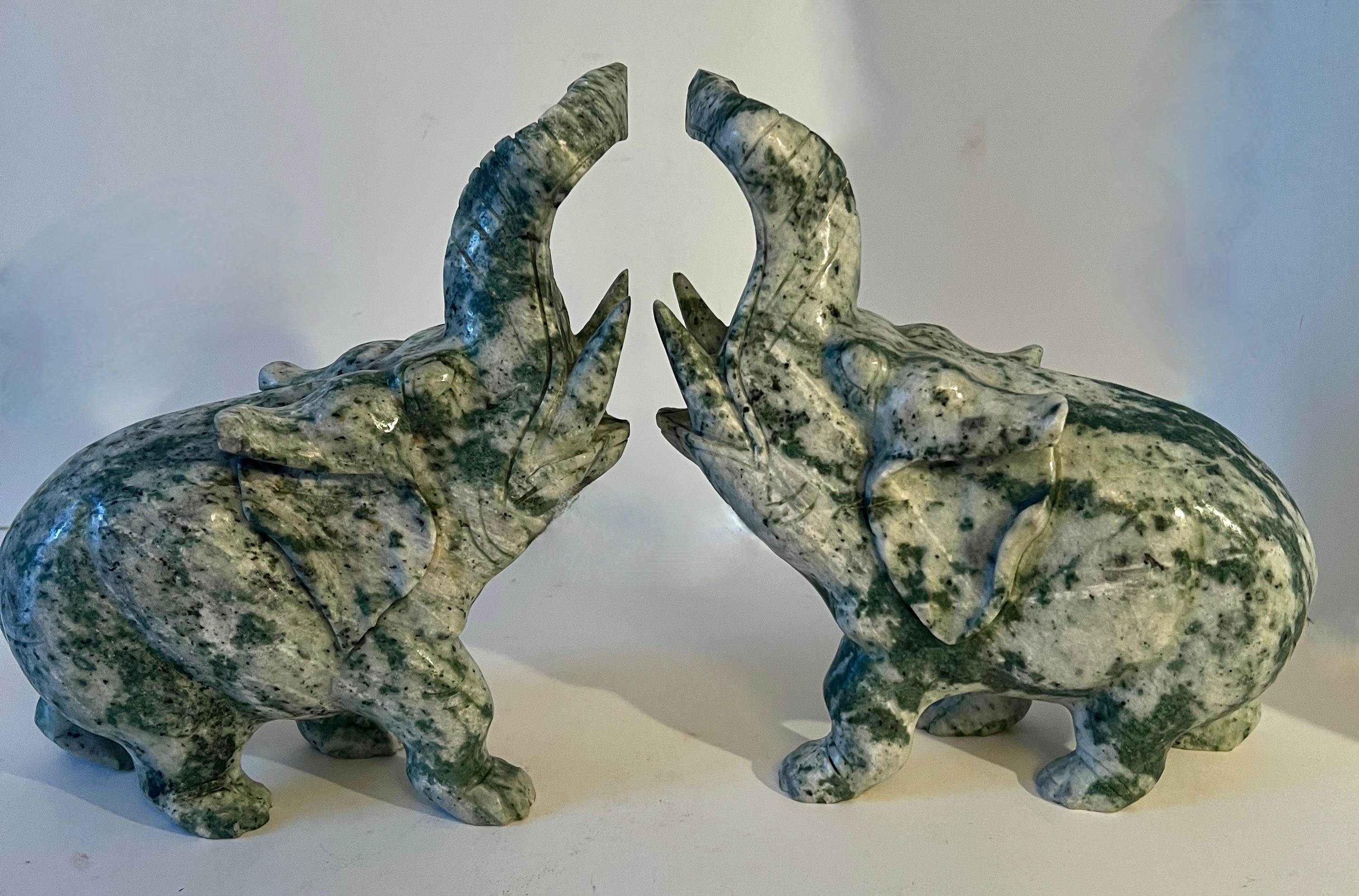 Mid-Century moderno Coppia di reggilibri con scultura di elefante di giada intagliato a mano in vendita