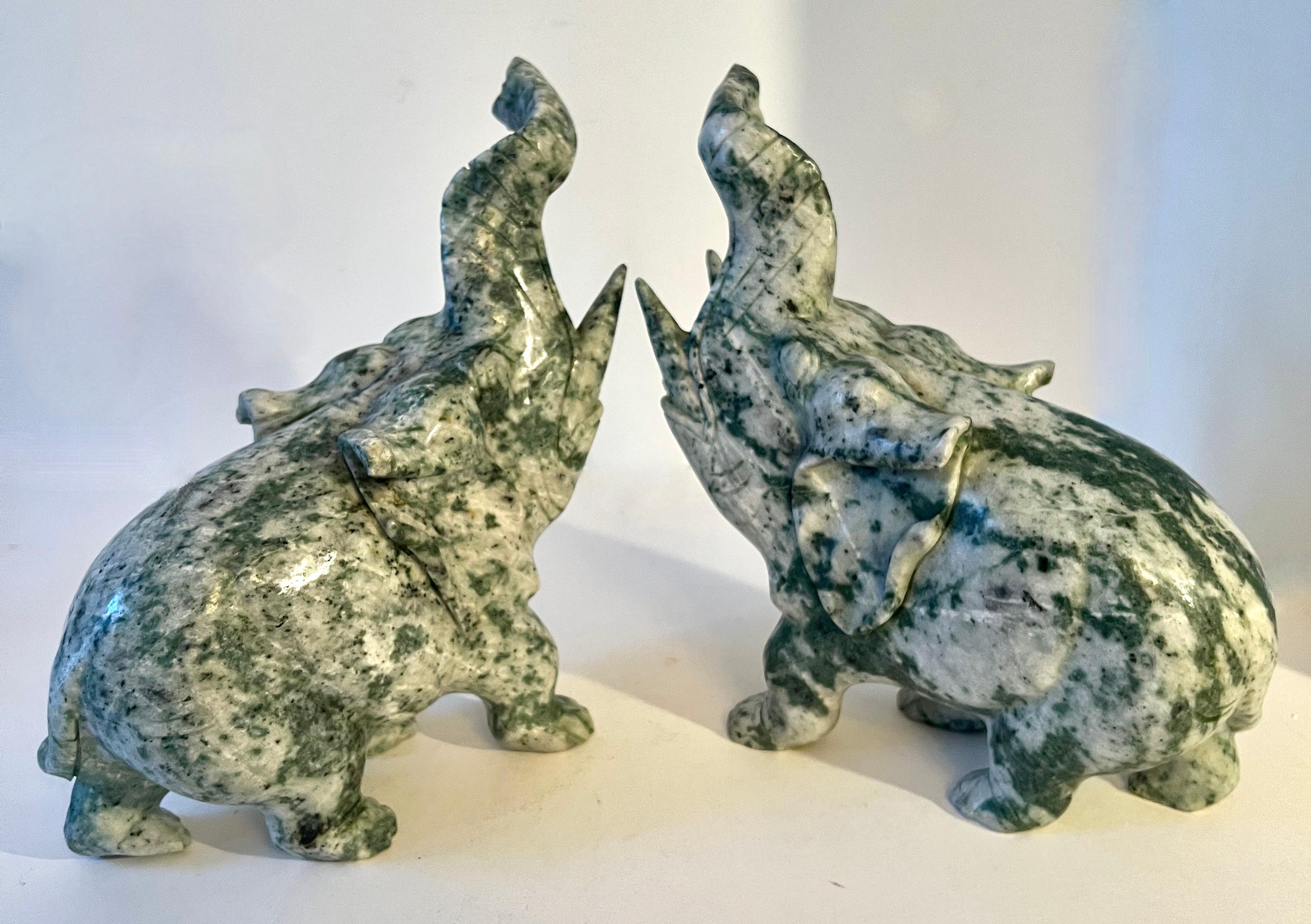 Cinese Coppia di reggilibri con scultura di elefante di giada intagliato a mano in vendita